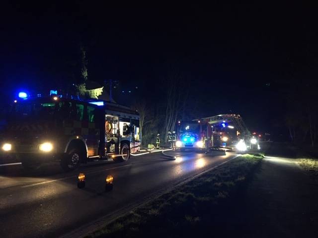  Die Einsatzfahrzeuge der Feuerwehr auf der Wülfrather Straße. 