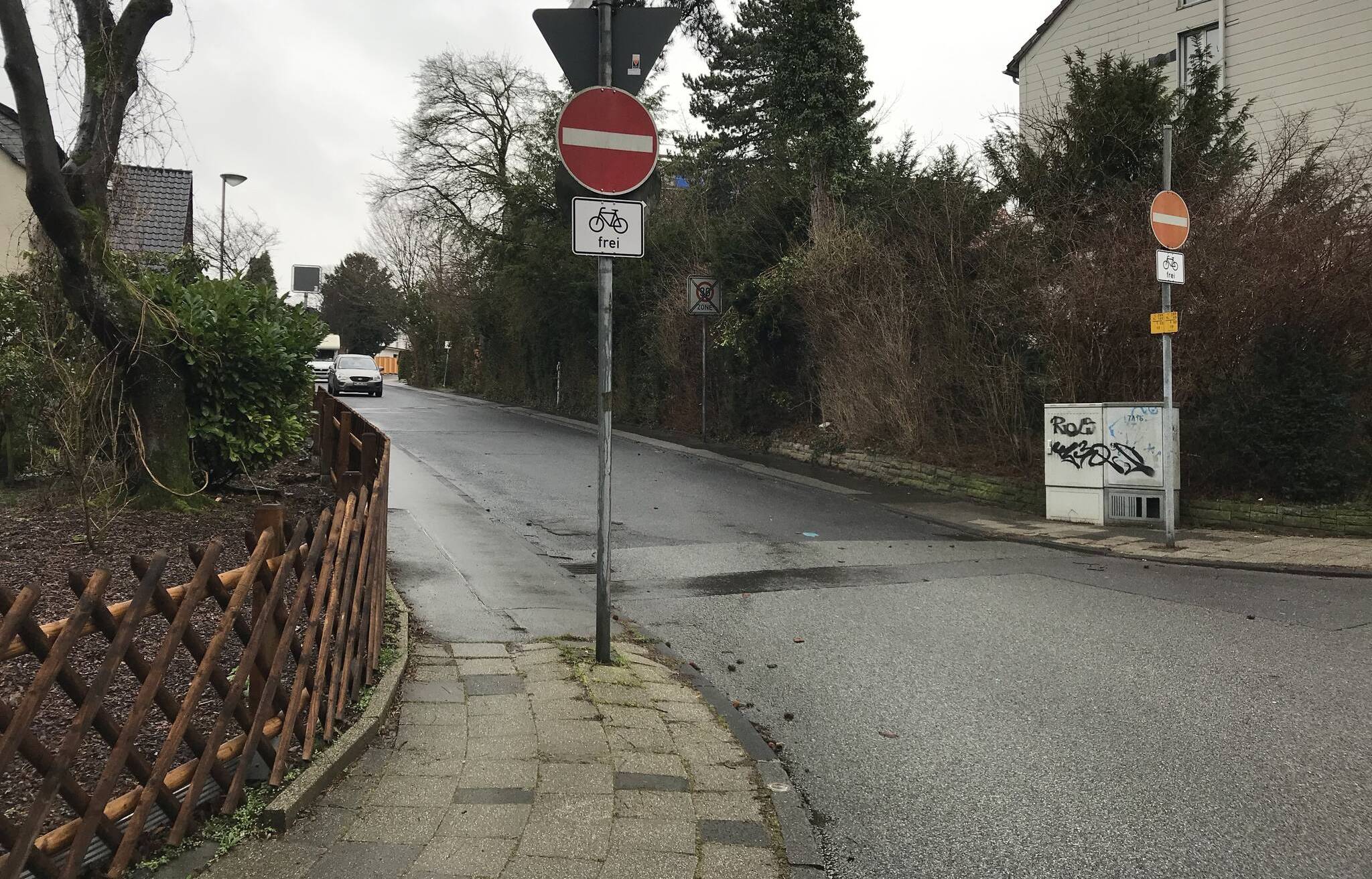 Radfahrer dürfen von der Straße Am