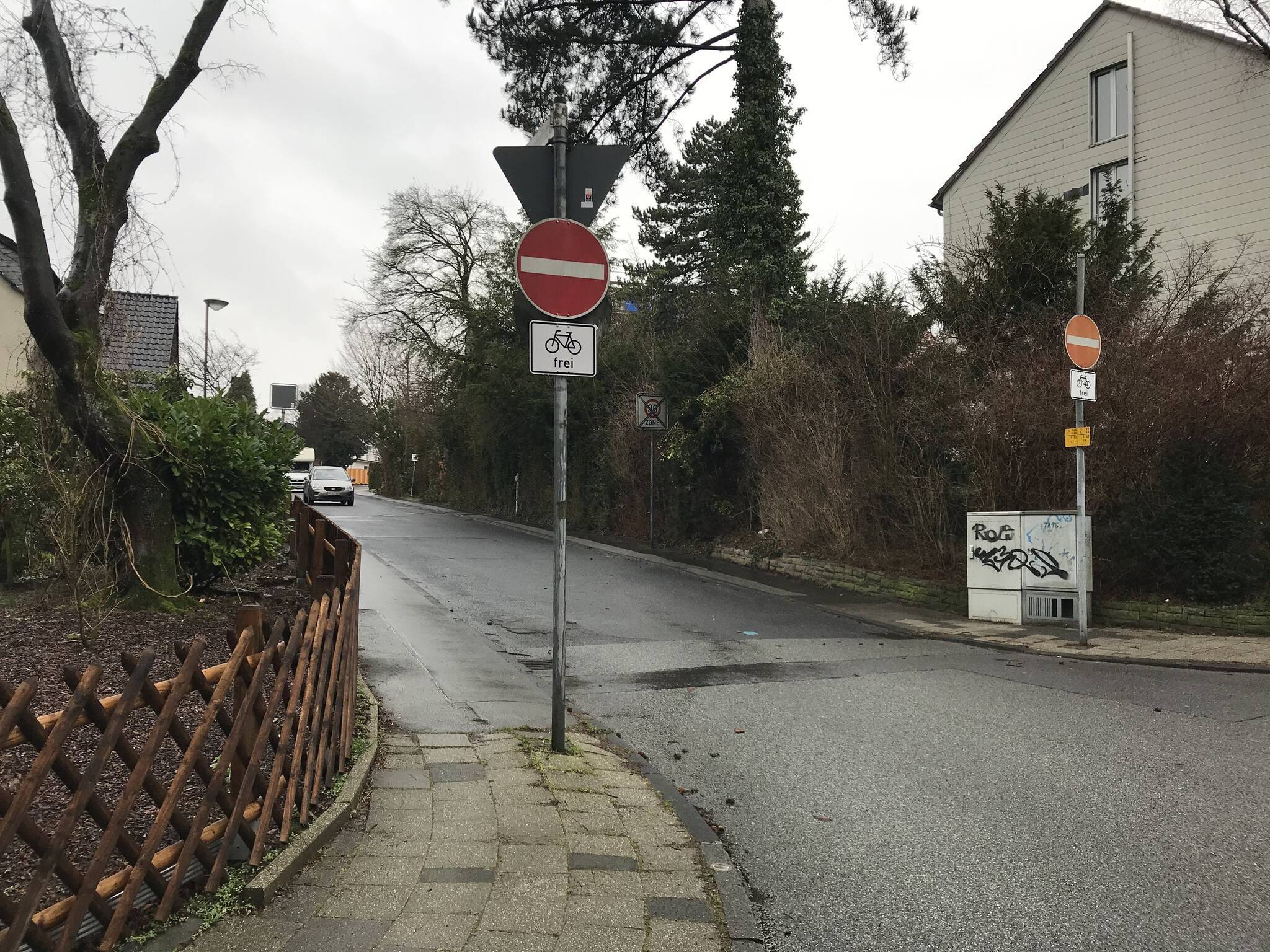  Radfahrer dürfen von der Straße Am Kolben in die Eichendorffstraße einbiegen.  