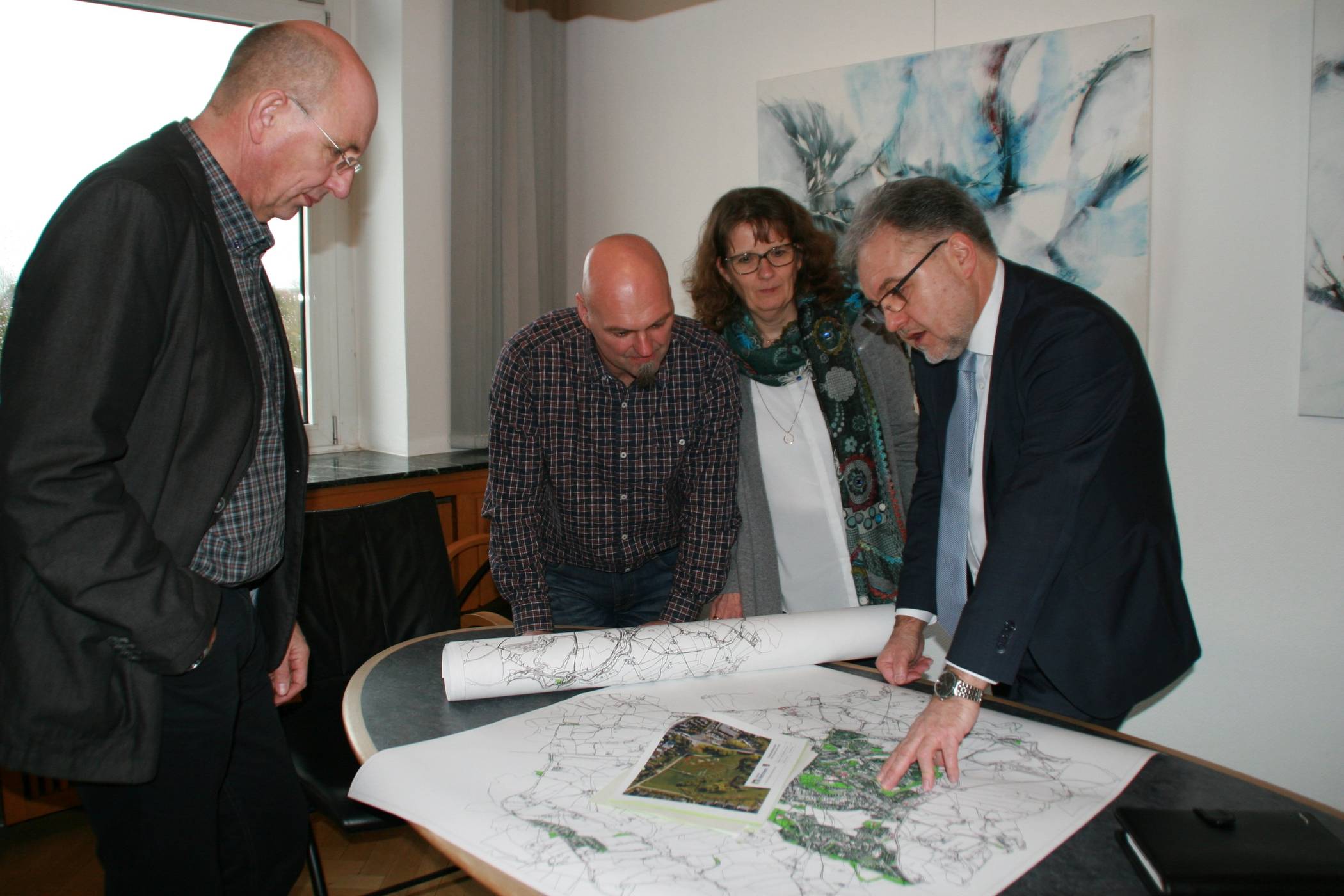  Bürgermeister Thomas Dinkelmann, Klaudia Beck, Abteilungsleiterin Kindertagesbetreuung, Jugendamtsleiter Stephan Wischnewski (2. v. l.) und Baudezernent Kurt Werner Geschorec (l.) schauen sich den Standort für die neu Kita auf einem Plan an. 