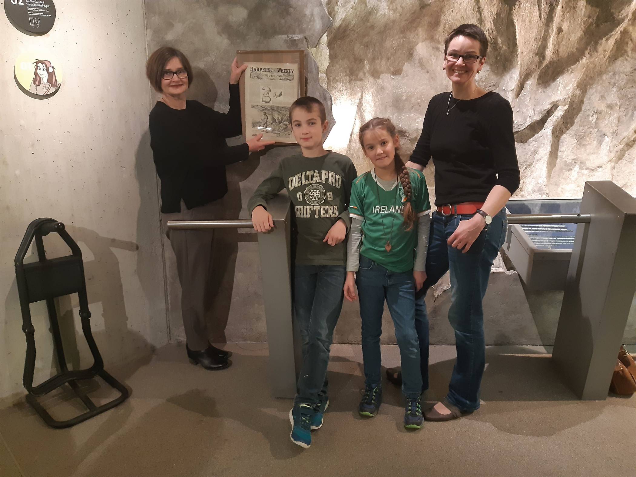  Museumsdirektorin Dr. Bärbel Auffermann mit Tim, Lea und Katrin Fischer. 