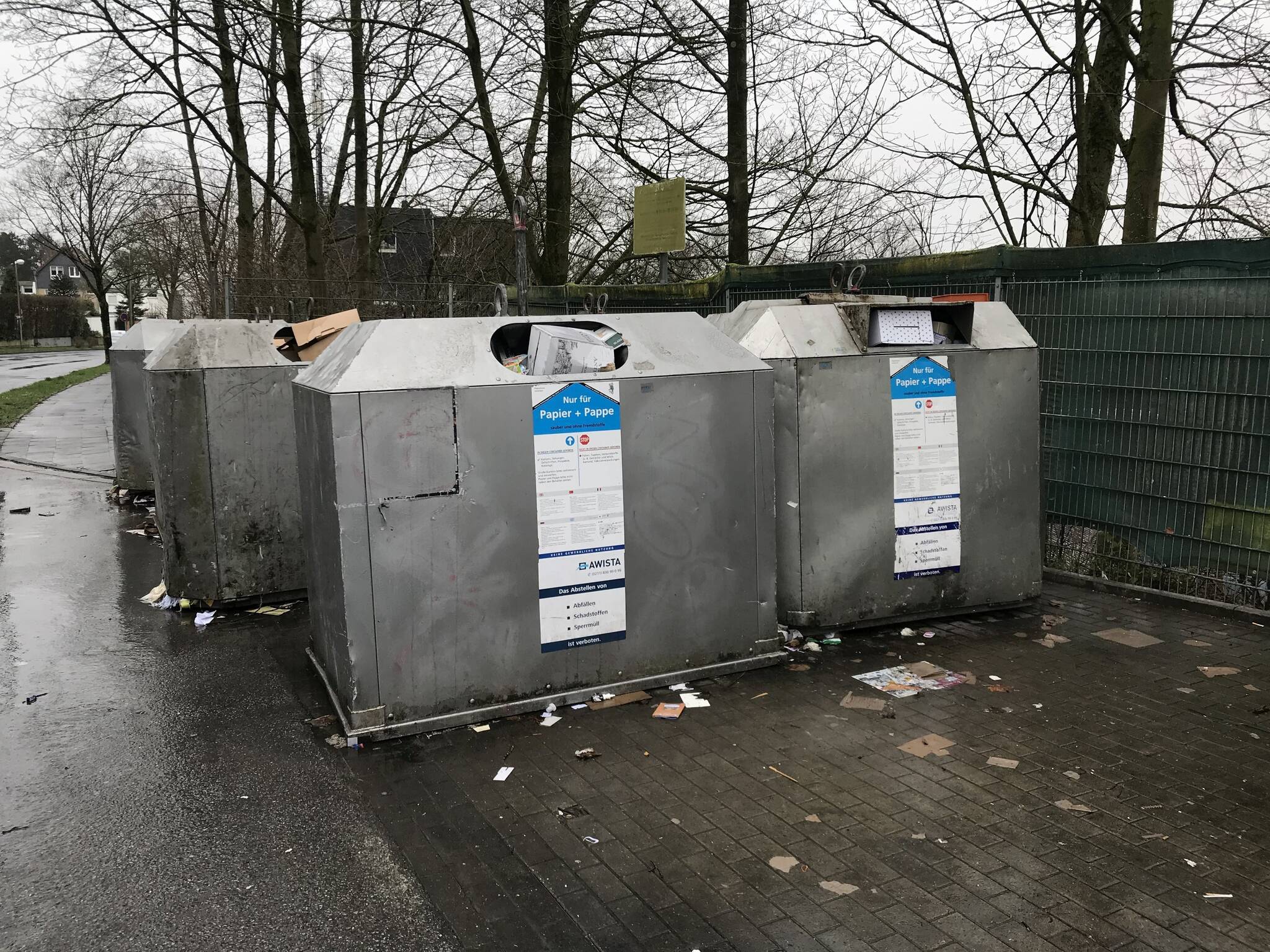  Altpapier-Container am Düsselring. 