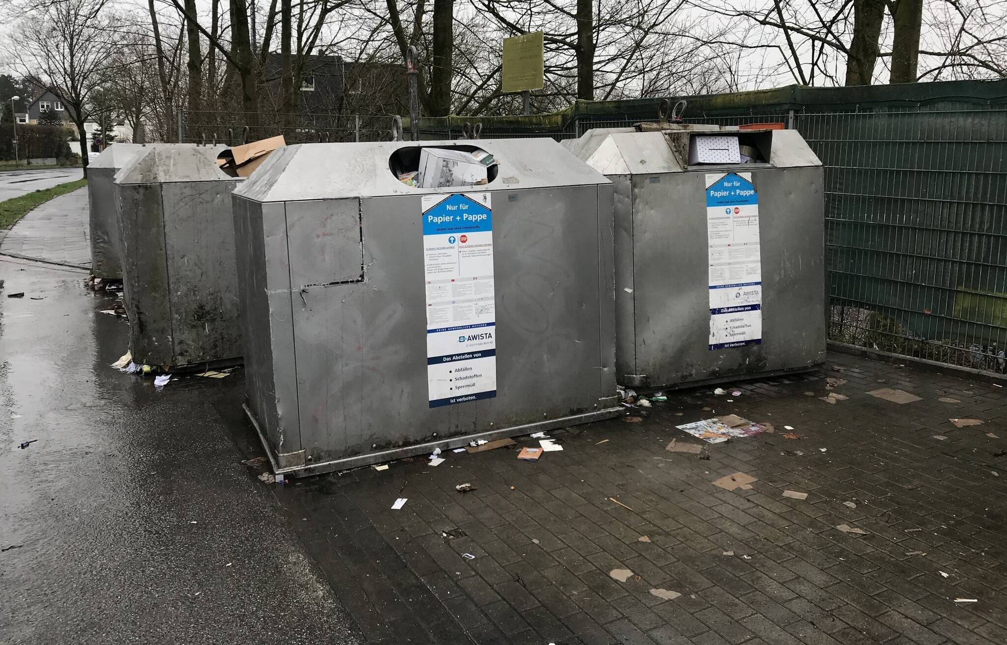Altpapier-Container am Düsselring.