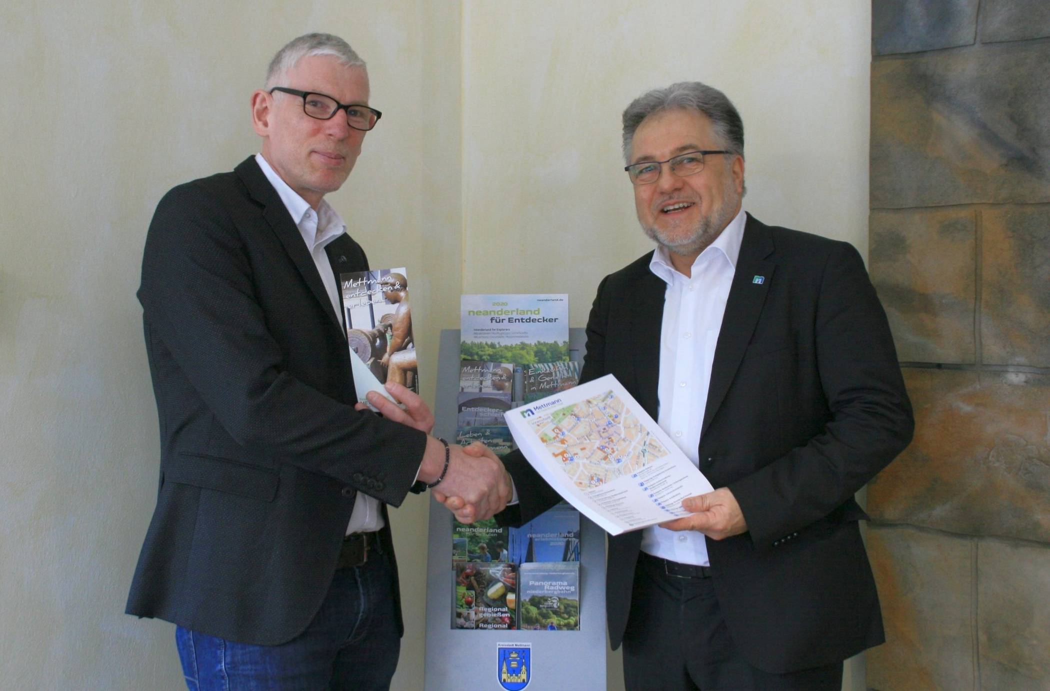  Bürgermeister Thomas Dinkelmann bedankt sich bei Bernd Wychlacz, der die städtische Tourist-Info in seinem Reisebüro untergebracht hat. 