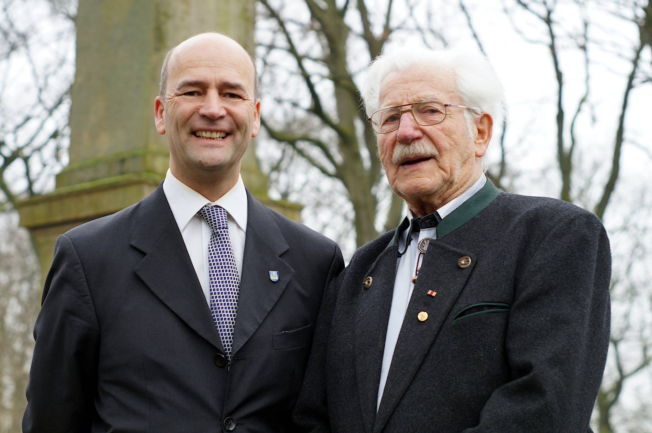  Gregor Neumann , der Vorsitzende des Bürgervereins Metzkausen, mit Gründungsmitglied Adolf Pulst (87). 