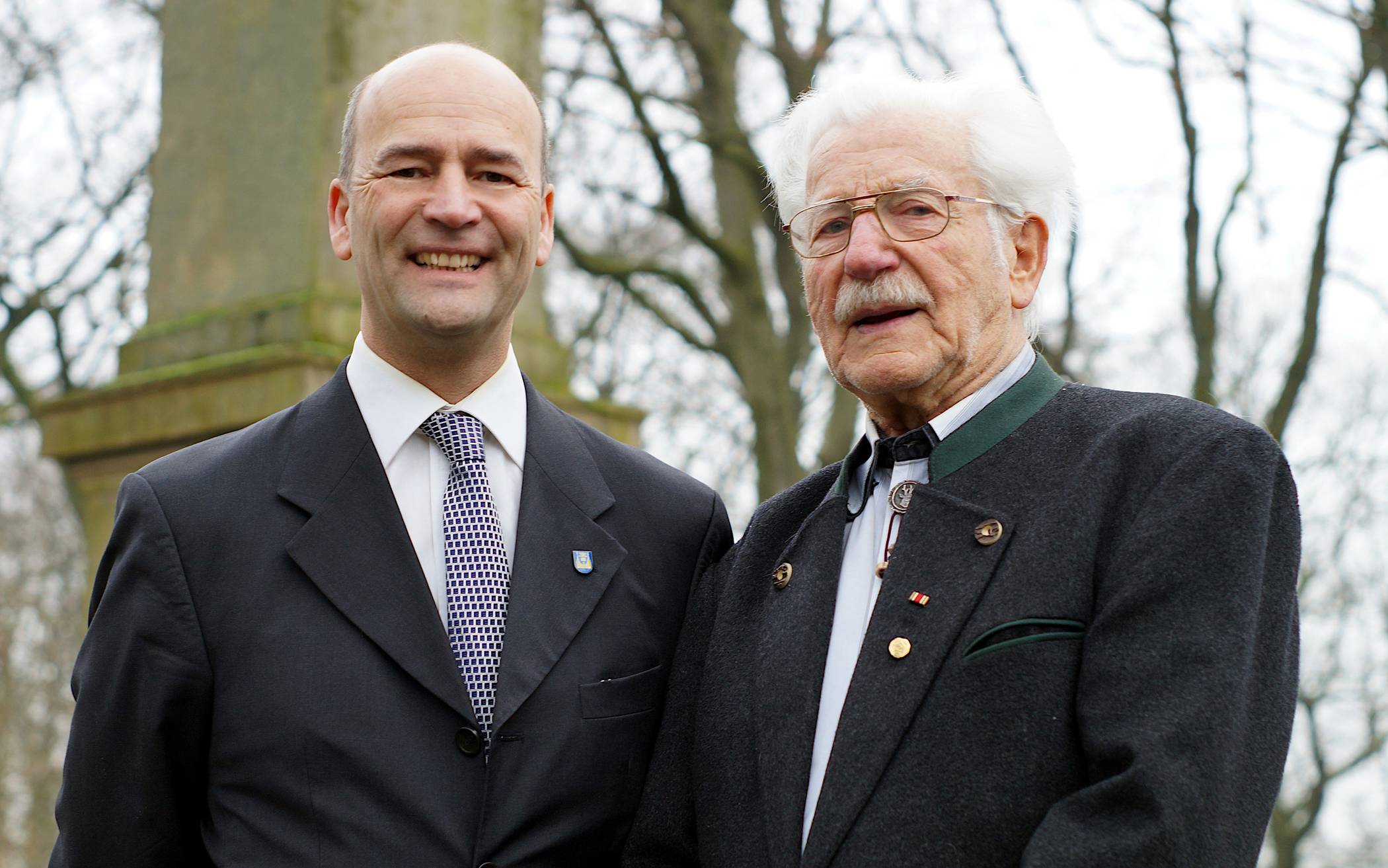  Gregor Neumann , der Vorsitzende des Bürgervereins Metzkausen, mit Gründungsmitglied Adolf Pulst (87). 
