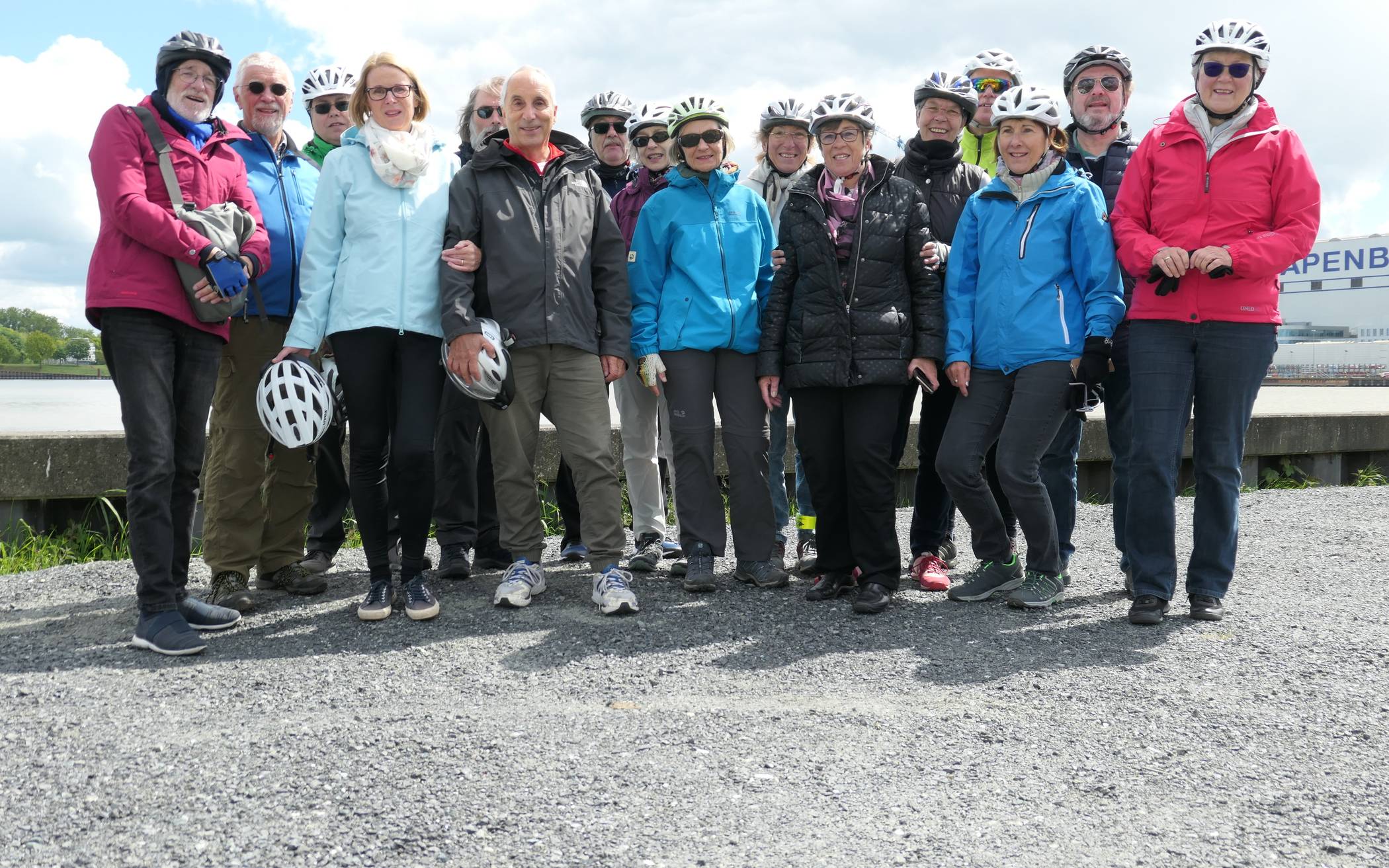  Die Mitglieder treffen sich regelmäßig zu gemeinsamen Aktivitäten - wie hier zur Fahrradfahren. 