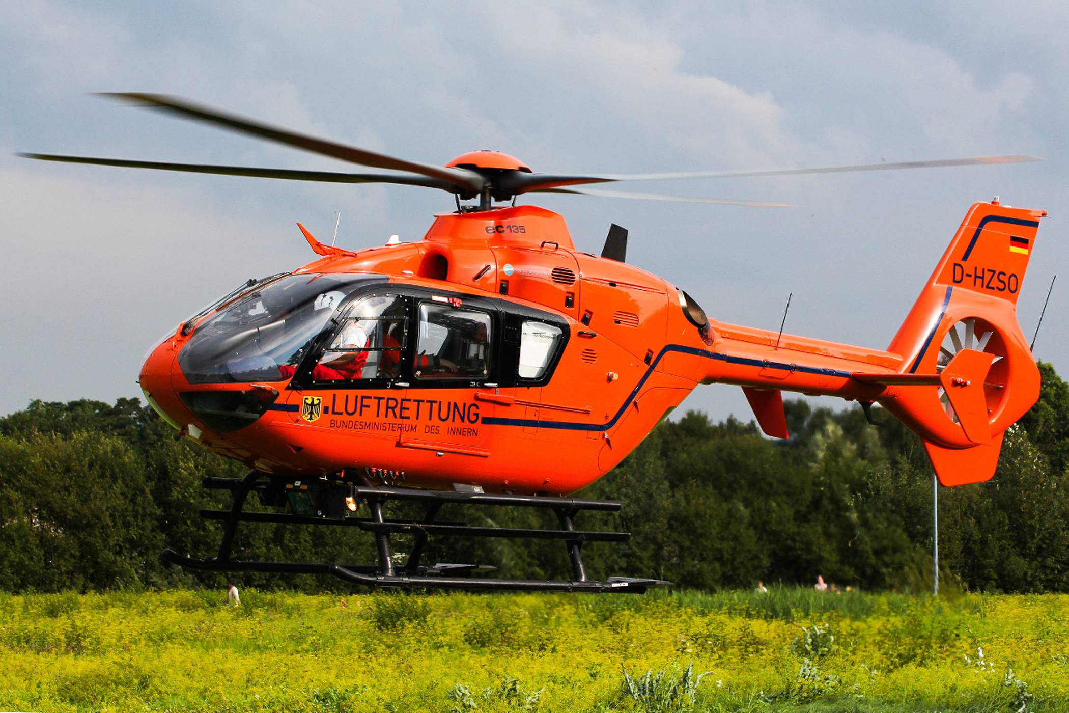 80-Jähriger fährt in den Gegenverkehr - 29-Jähriger fliegt meterweit durch die Luft: Motorradfahrer nach Frontalunfall schwer verletzt
