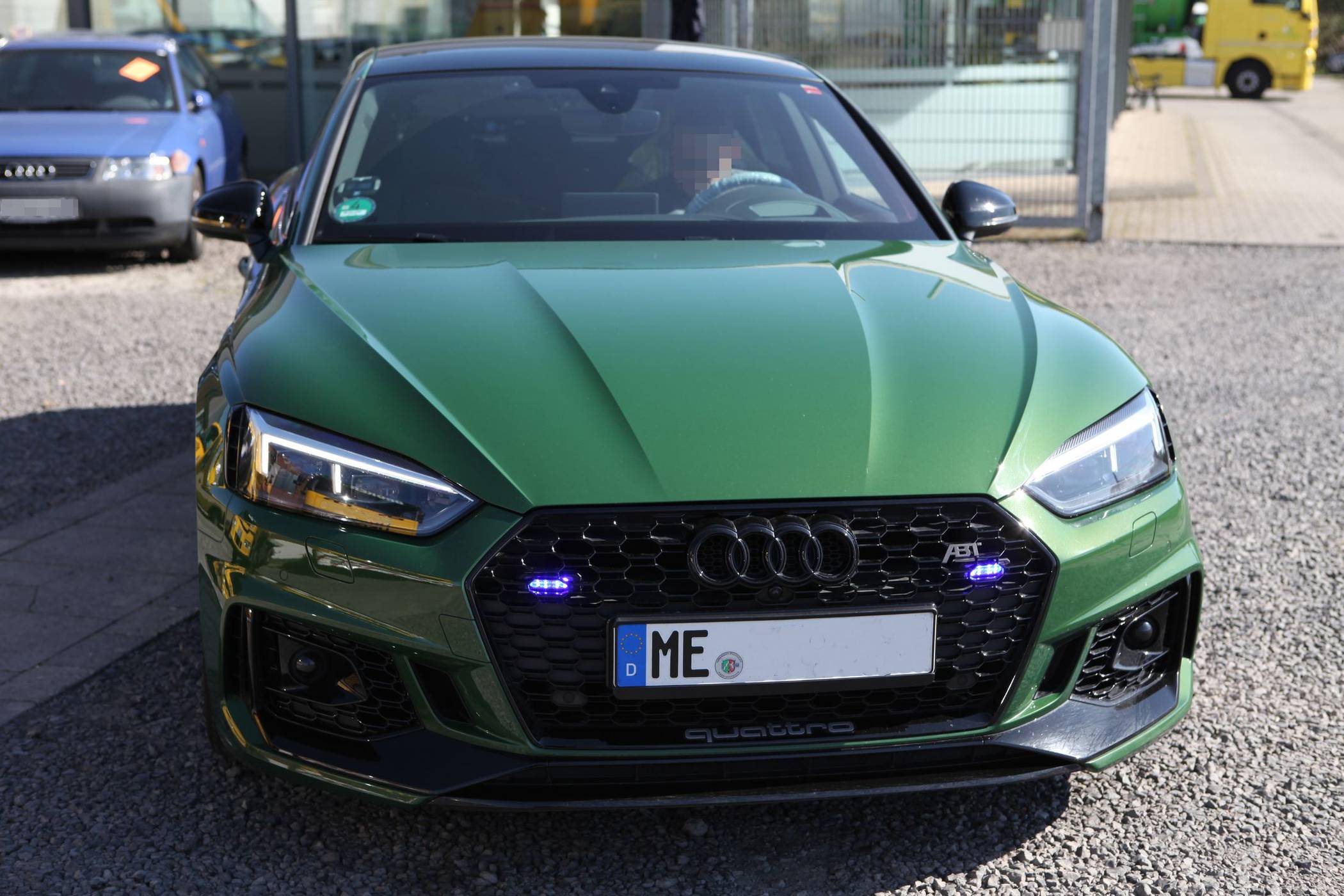 Auffälliger Audi mit eingebauten Blaulichtern sichergestellt - Halter kommt aus dem Kreis Metmann: Wo ist der Fahrer als Polizist aufgetreten?
