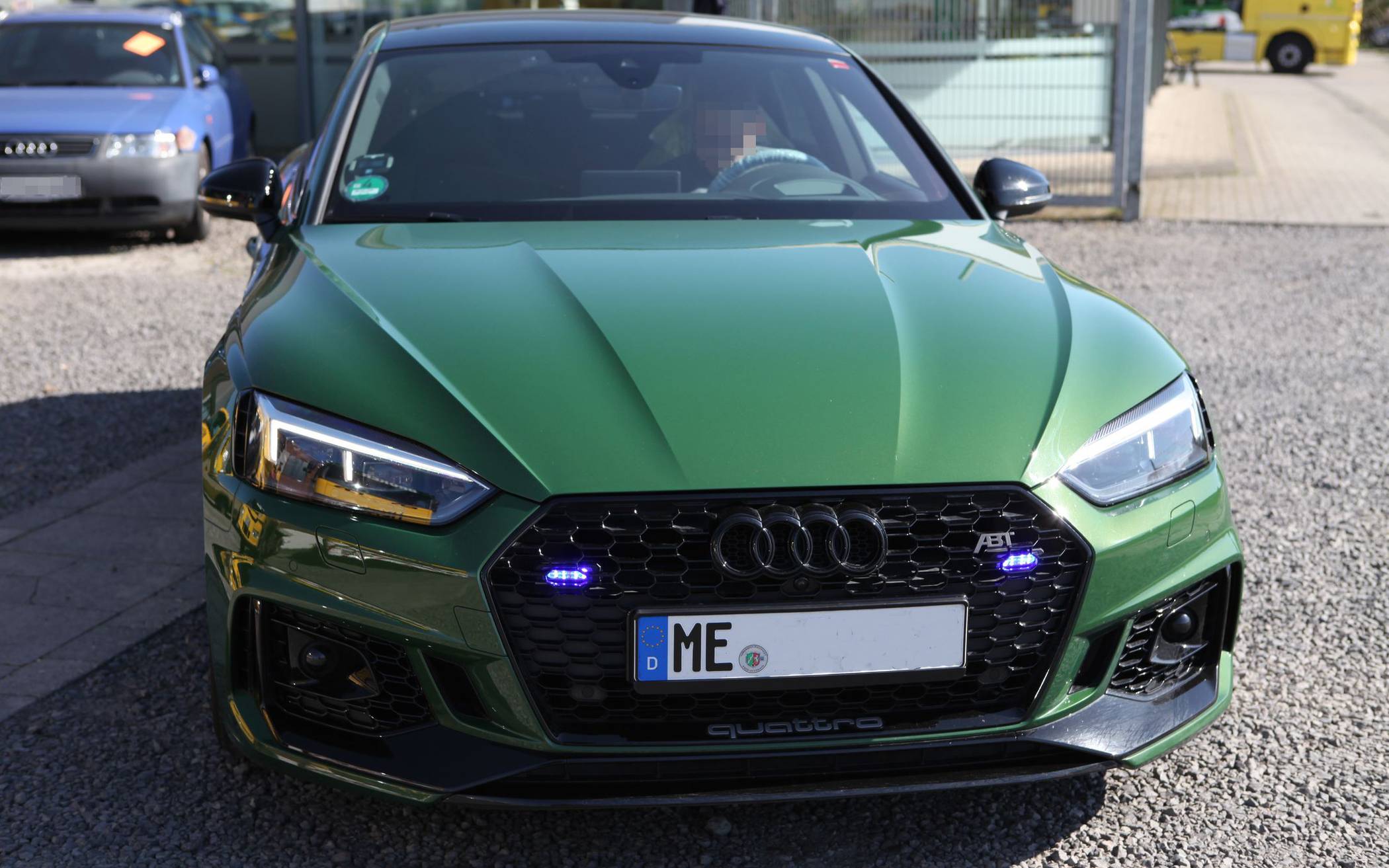 Auffälliger Audi mit eingebauten Blaulichtern sichergestellt - Halter kommt aus dem Kreis Metmann: Wo ist der Fahrer als Polizist aufgetreten?