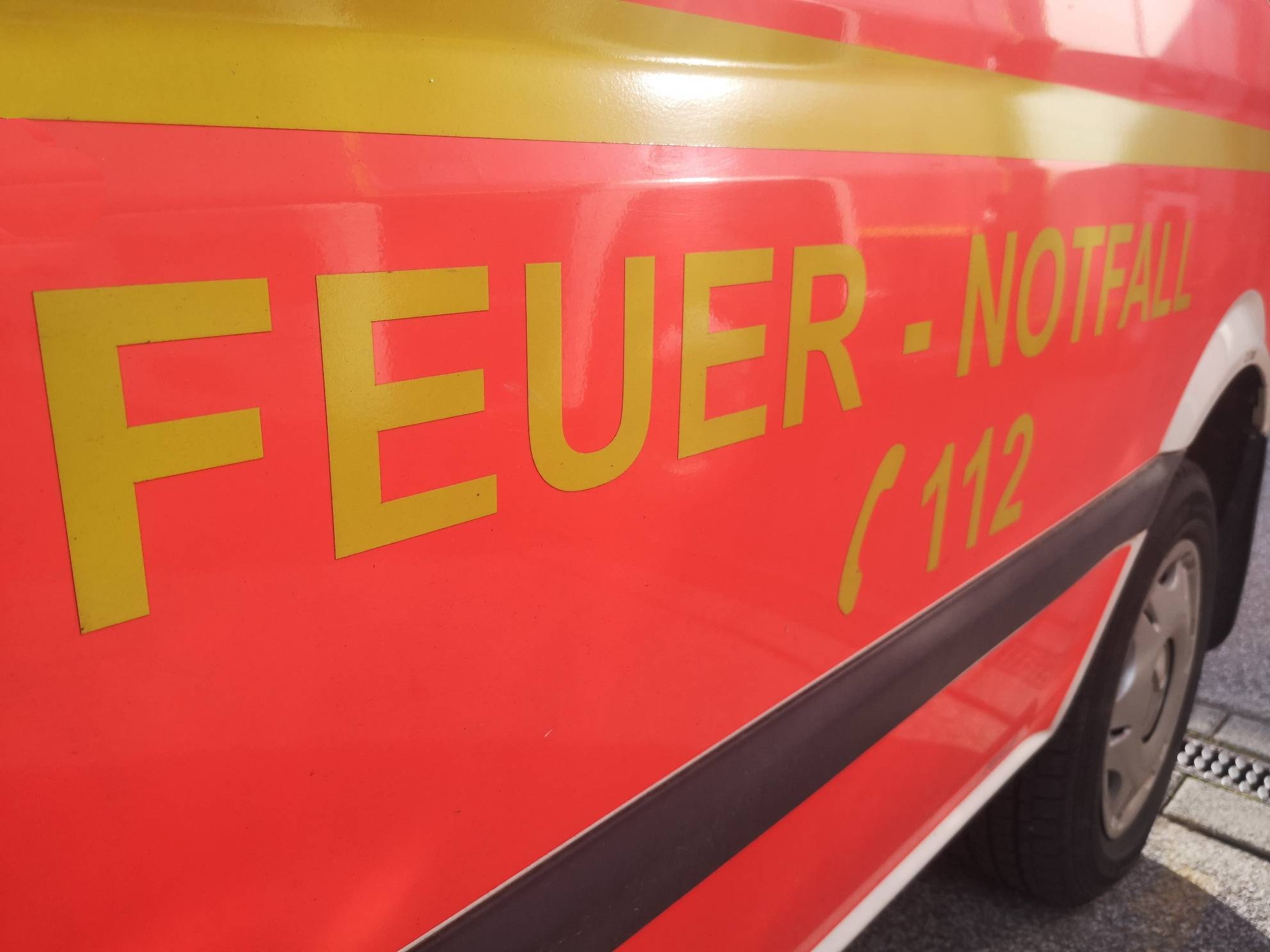 Brandstiftung an der Einmünduhng Haydnstraße/Bachstraße: Ausgebrannter Altkleidercontainer
