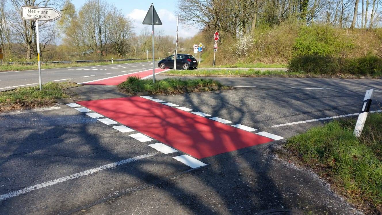  Der Fahrradweg an der L239 wurde im Einmündungsbereich Kant-/Ratinger Straße rot markiert. 