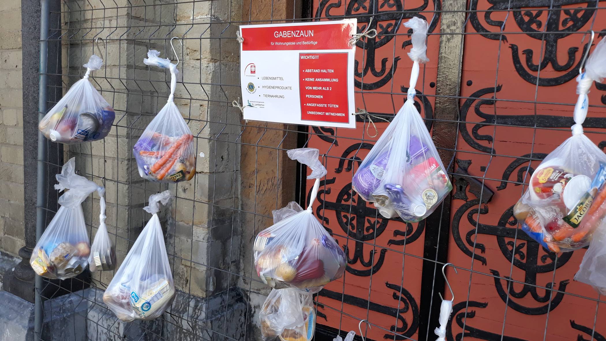 Caritasverband im Kreis Mettmann organisiert Hilfsaktion für Bedürftige: Gabenzaun an der St. Lambertus Kirche