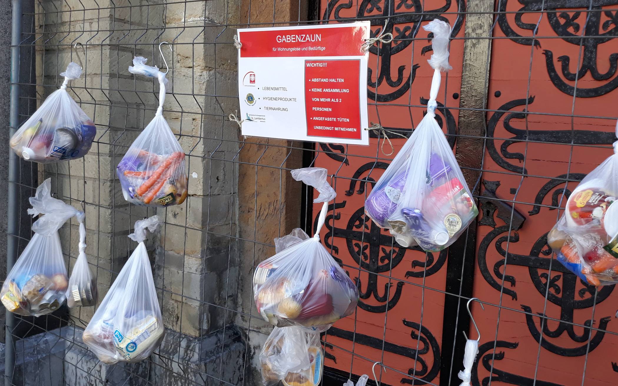 Caritasverband im Kreis Mettmann organisiert Hilfsaktion für Bedürftige: Gabenzaun an der St. Lambertus Kirche