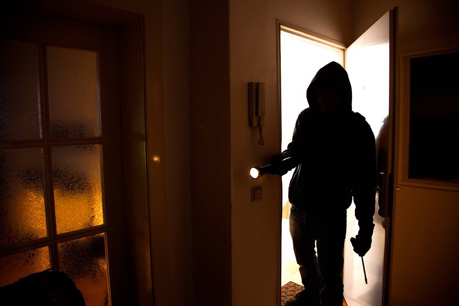 An der Düsseldorfer Straße und am Karpendeller Weg: Einbrüche in Mehrfamilienhaus und Bäckerei