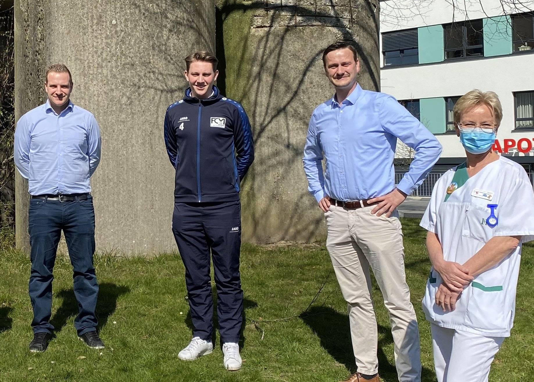  Benny Waldt (Trainer 1. Herren), Jan-Paul Becker (Spieler 1. Herren), Markus Rössing (Vorstand 08) und eine Schwester der Kinderstation im Helios (v.l.n.r.). 