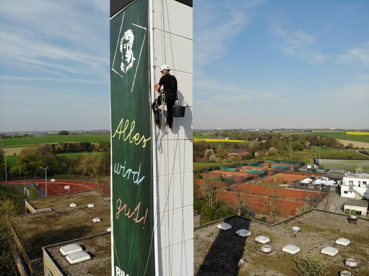  „Alles wird gut - Bildung bleibt“ steht auf dem Banner des HHG Mettmann. 