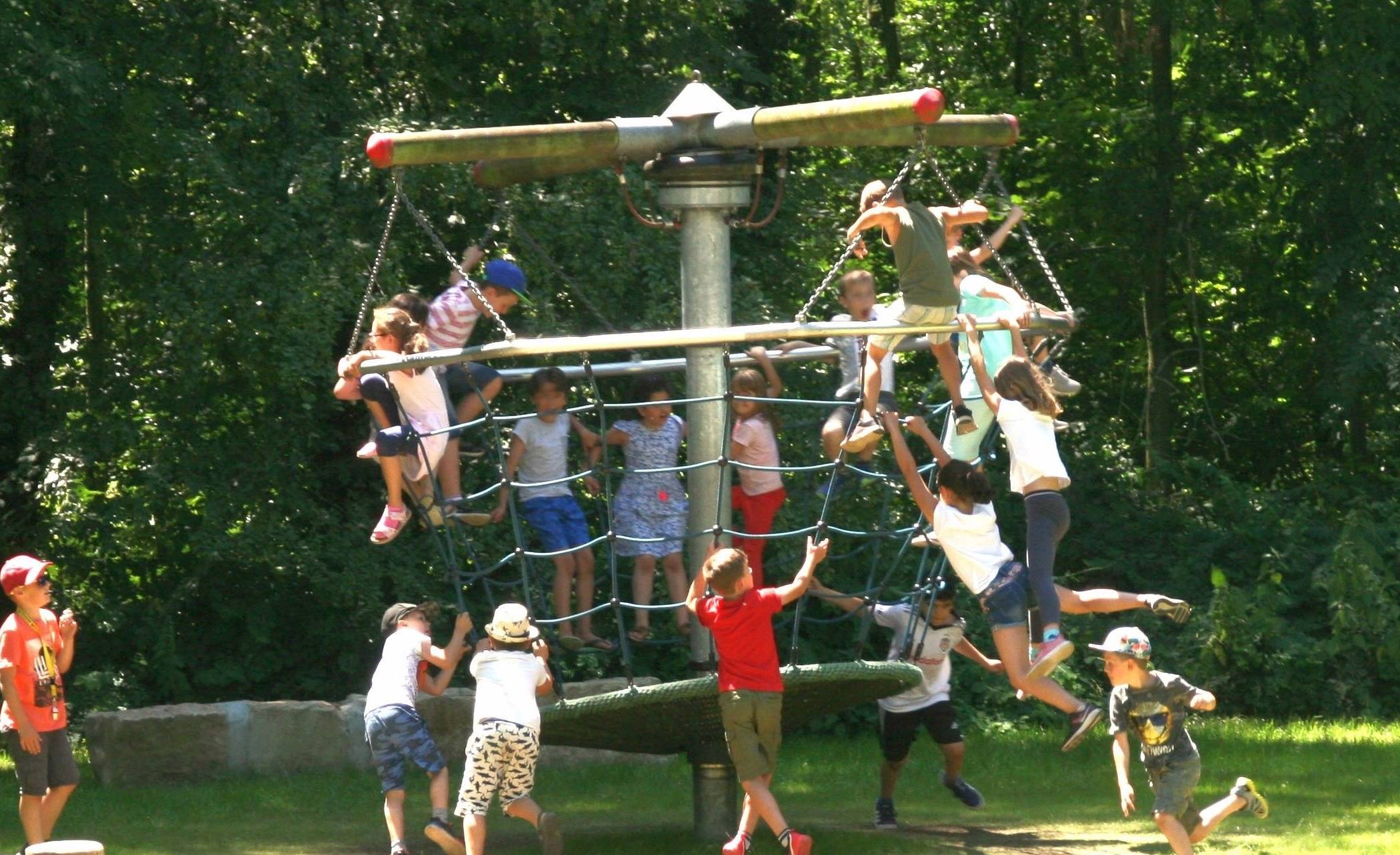  Der städtische Baubetriebshof wird die bisher noch vorhandenen Absperrungen der Spielplätze am Donnerstag nach und nach entfernen. 