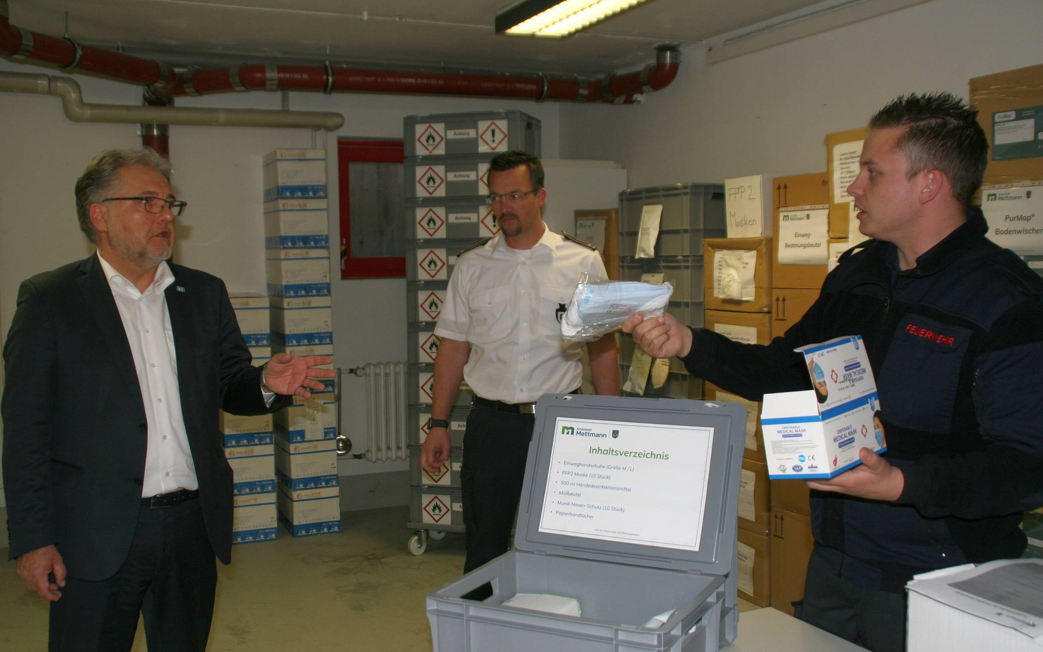  Feuerwehrmann Sebastian Thews (r.) zeigt Bürgermeister Thomas Dinkelmann und Matthias Mausbach, Amtsleiter für Feuerschutz und Rettungswesen, was alles in eine Hygiene-Box gehört. 