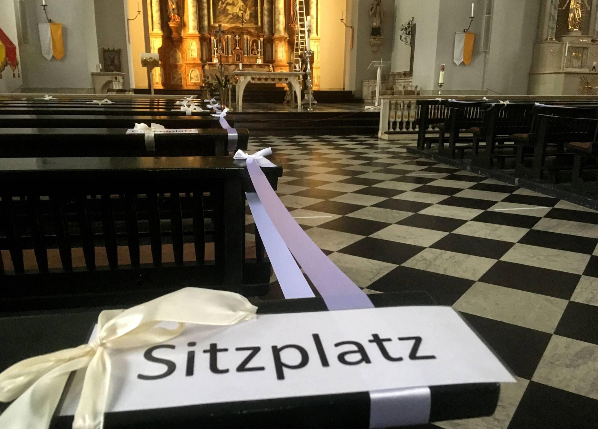  Die Anzahl der Sitze bei den Gottesdiensten wird beschränkt. Lebensgemeinschaften können nicht zusammen sitzen.   