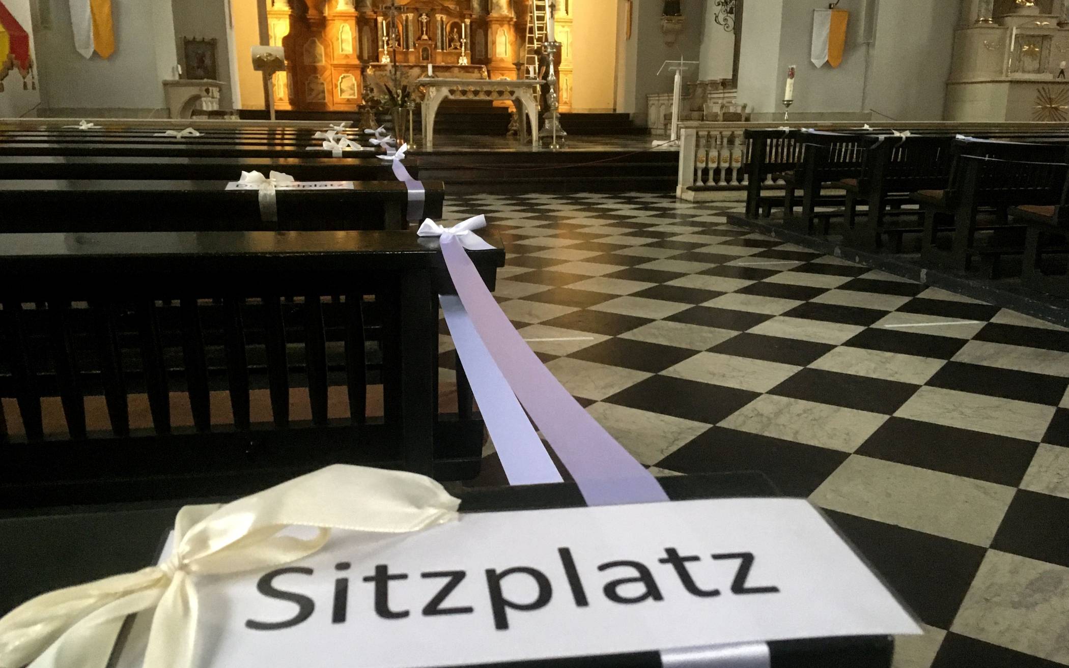  Die Anzahl der Sitze bei den Gottesdiensten wird beschränkt. Lebensgemeinschaften können nicht zusammen sitzen.   