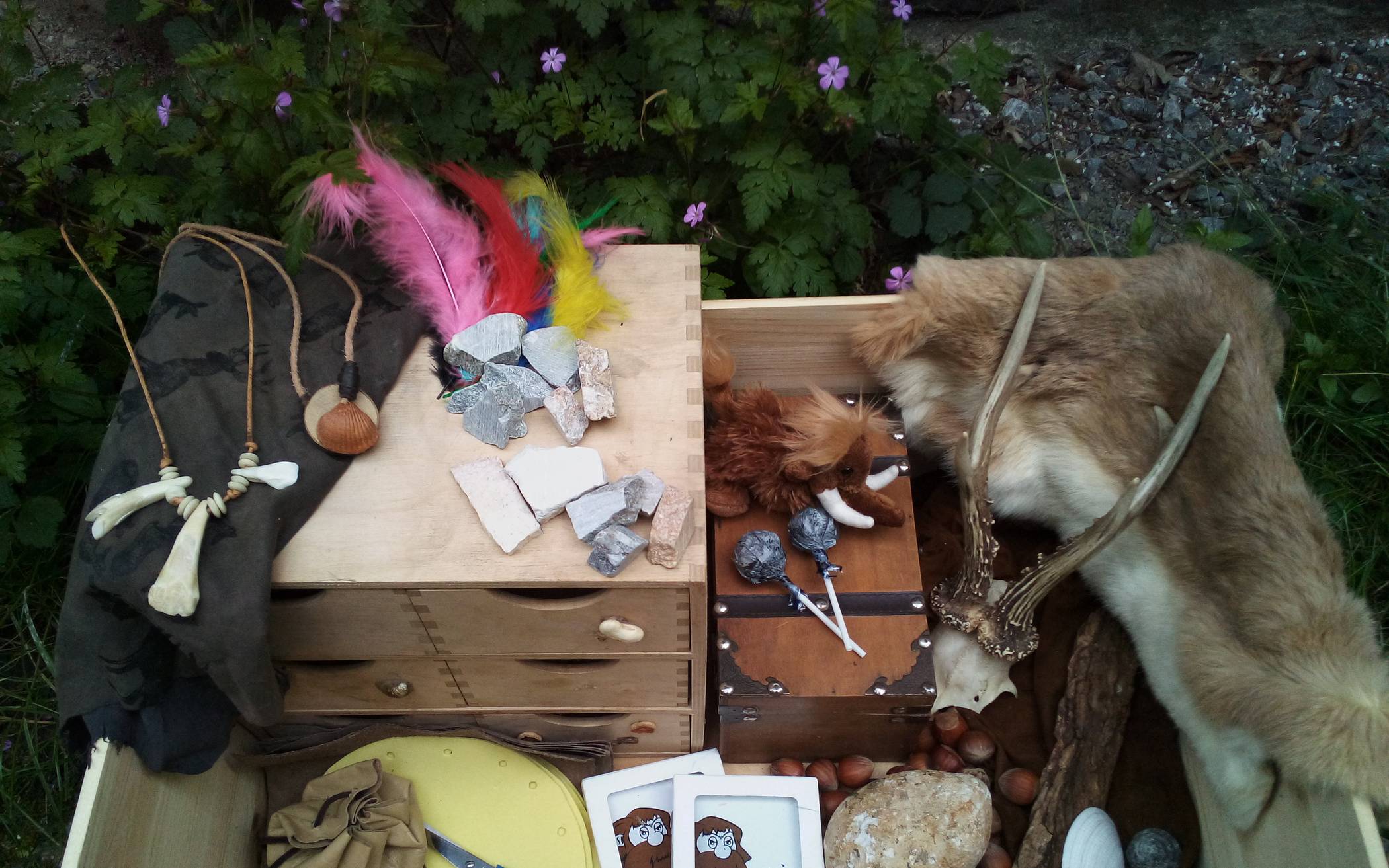 Neue Steinzeitbox für Kinder des Neanderthal Museums: Outdoor-Geburtstagsparty im Museumsgarten