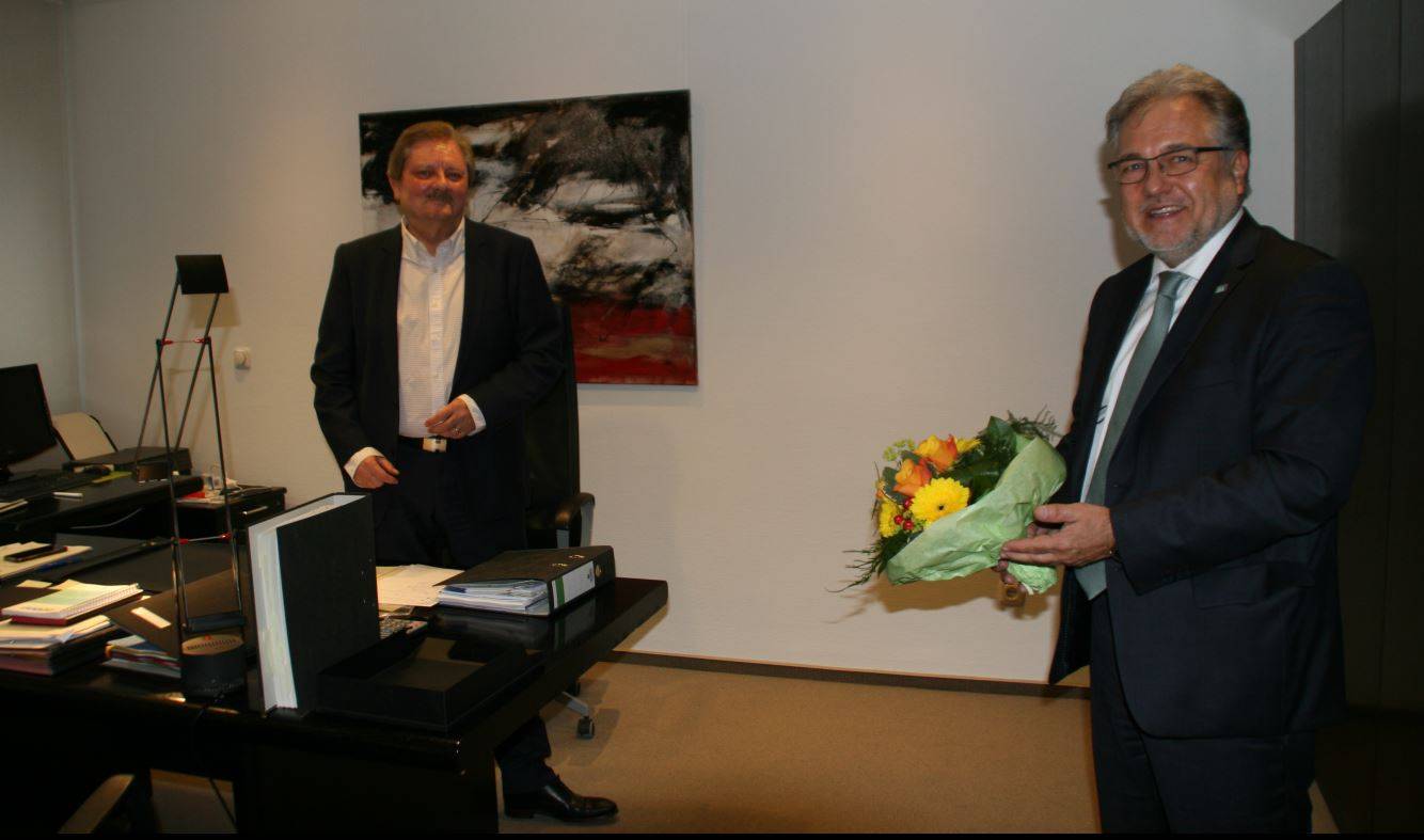  Bürgermeister Thomas Dinkelmann wünscht Bernd Huckels, dem Geschäftsführer des Evangelischen Krankenhauses Mettmann, alles Gute für den neuen Lebensabschnitt. 