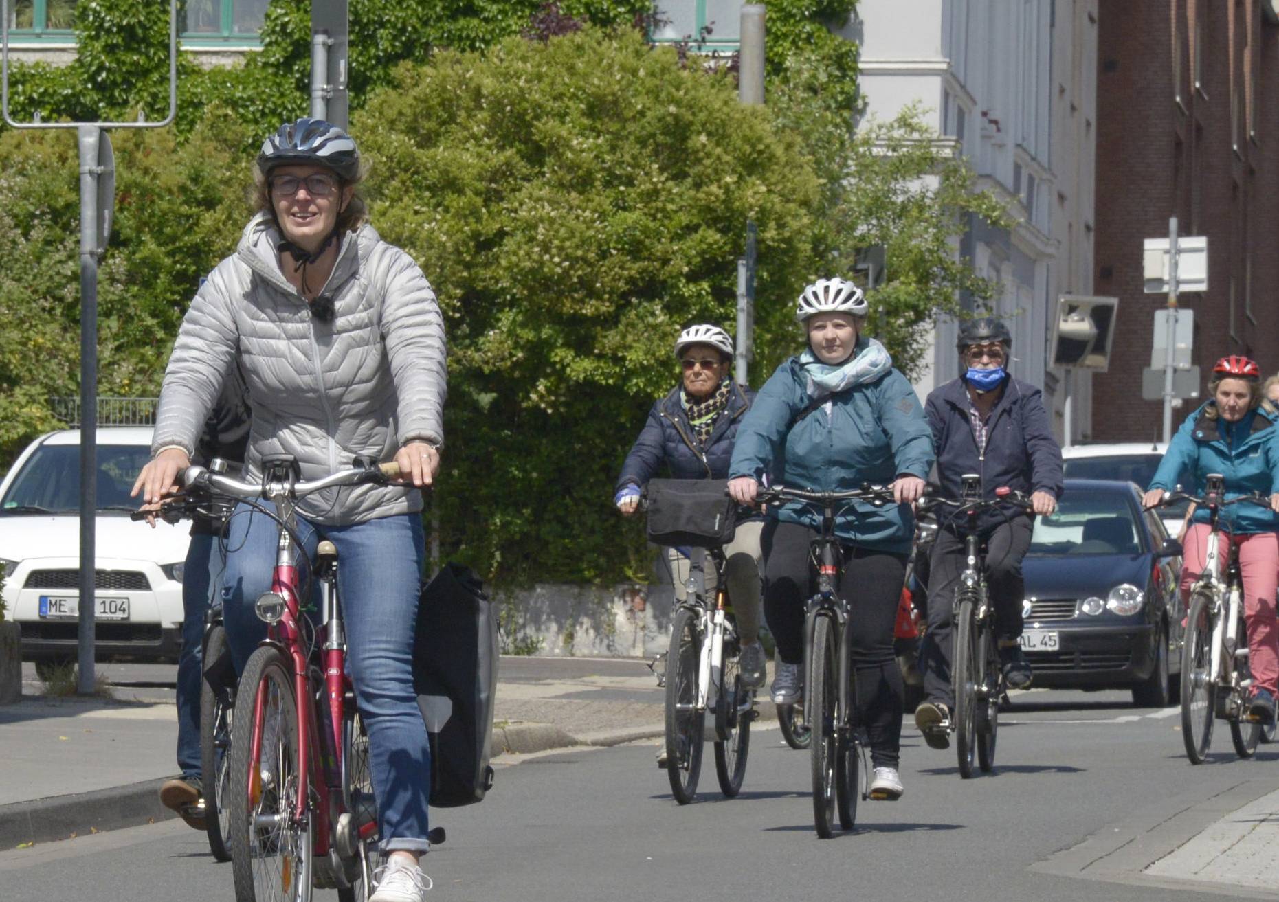  Sandra Pietschmann (links) hatte zum Auftakt ihres Wahlkampfes zur Fahrradtour durch Mettmann eingeladen. 