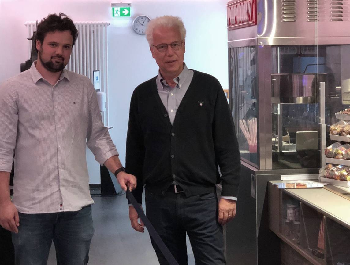  Thomas Rüttgers (rechts) und sein Sohn Julian locken mit dem Ferienprogramm ins Weltspiegel Kino Mettmann. 