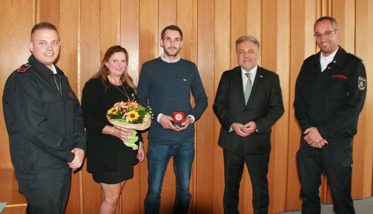 Bürgermeister Thomas Dinkelmann, Marco Zerweiss (r.)