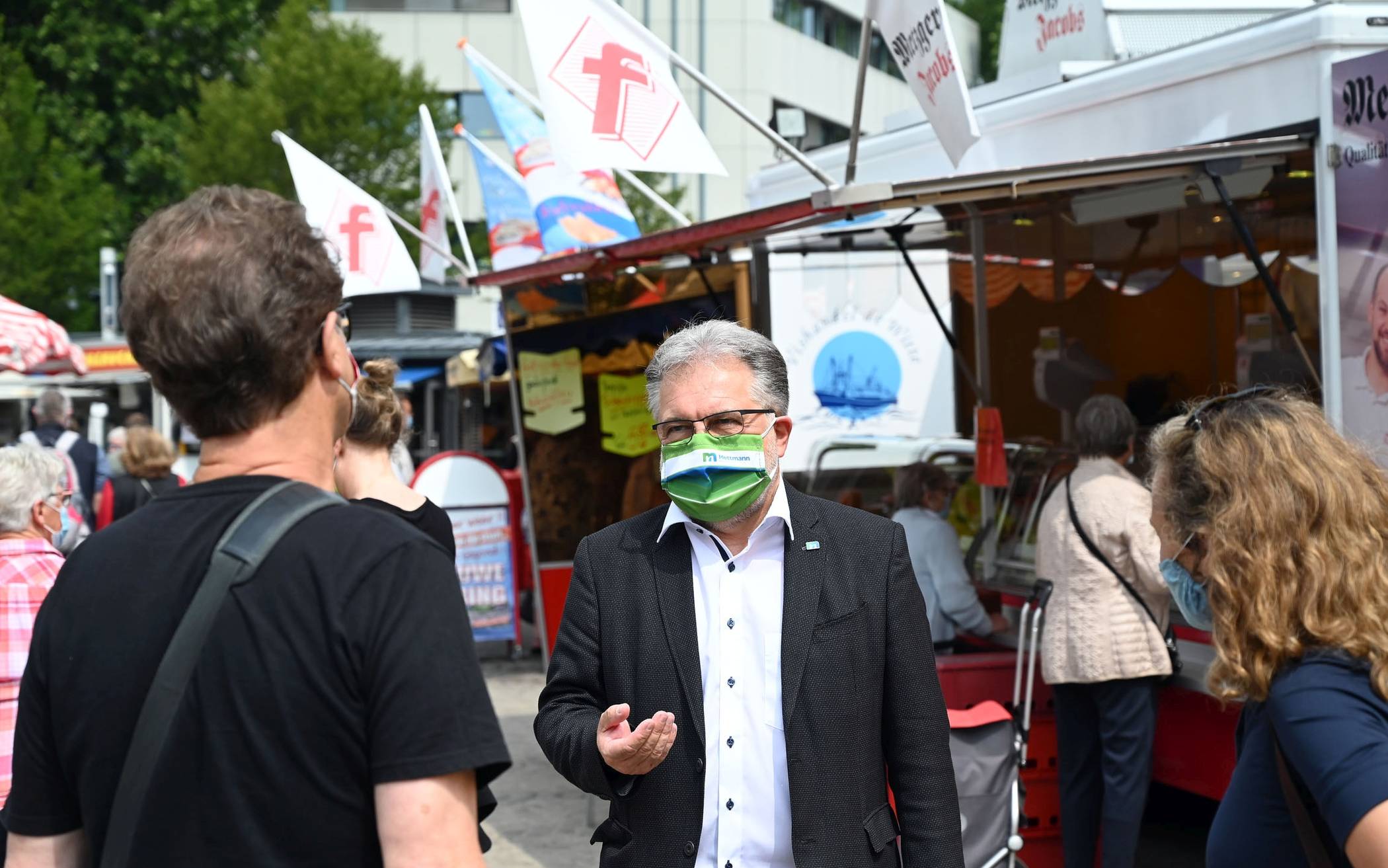  Bürgermeister Thomas Dinkelmann im Gespräch mit Bürgern auf dem Mittwochsmarkt. 