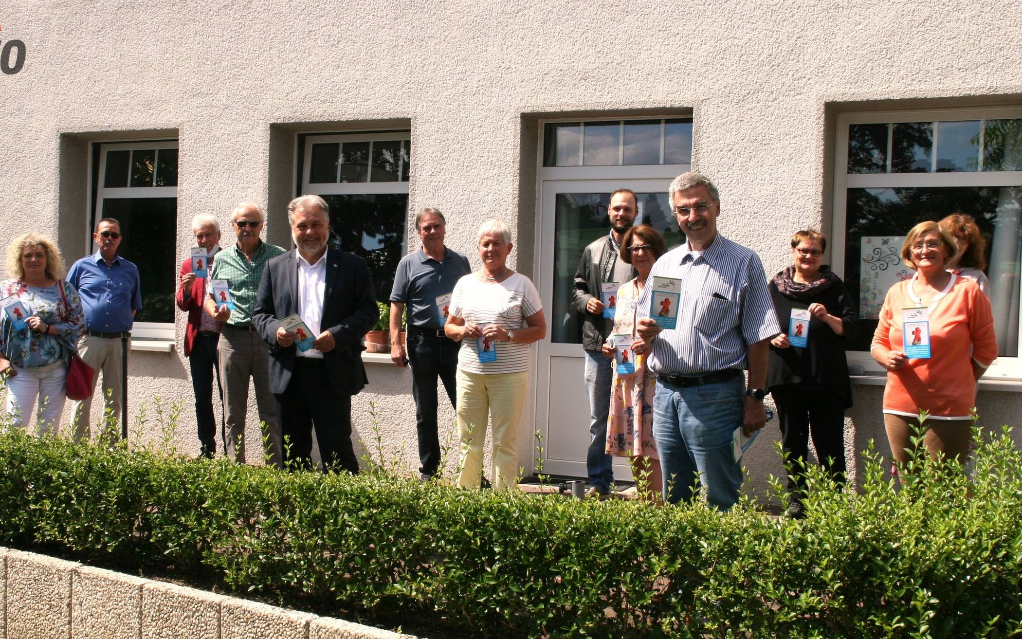  Sozialamtsleiterin Anja Karp, Bürgermeister Thomas Dinkelmann und der Vorsitzende der Pflege-Scouts Erwin Knebel (v.li.) mit zahlreichen Interessierten bei der Auftaktveranstaltung am Montag. 