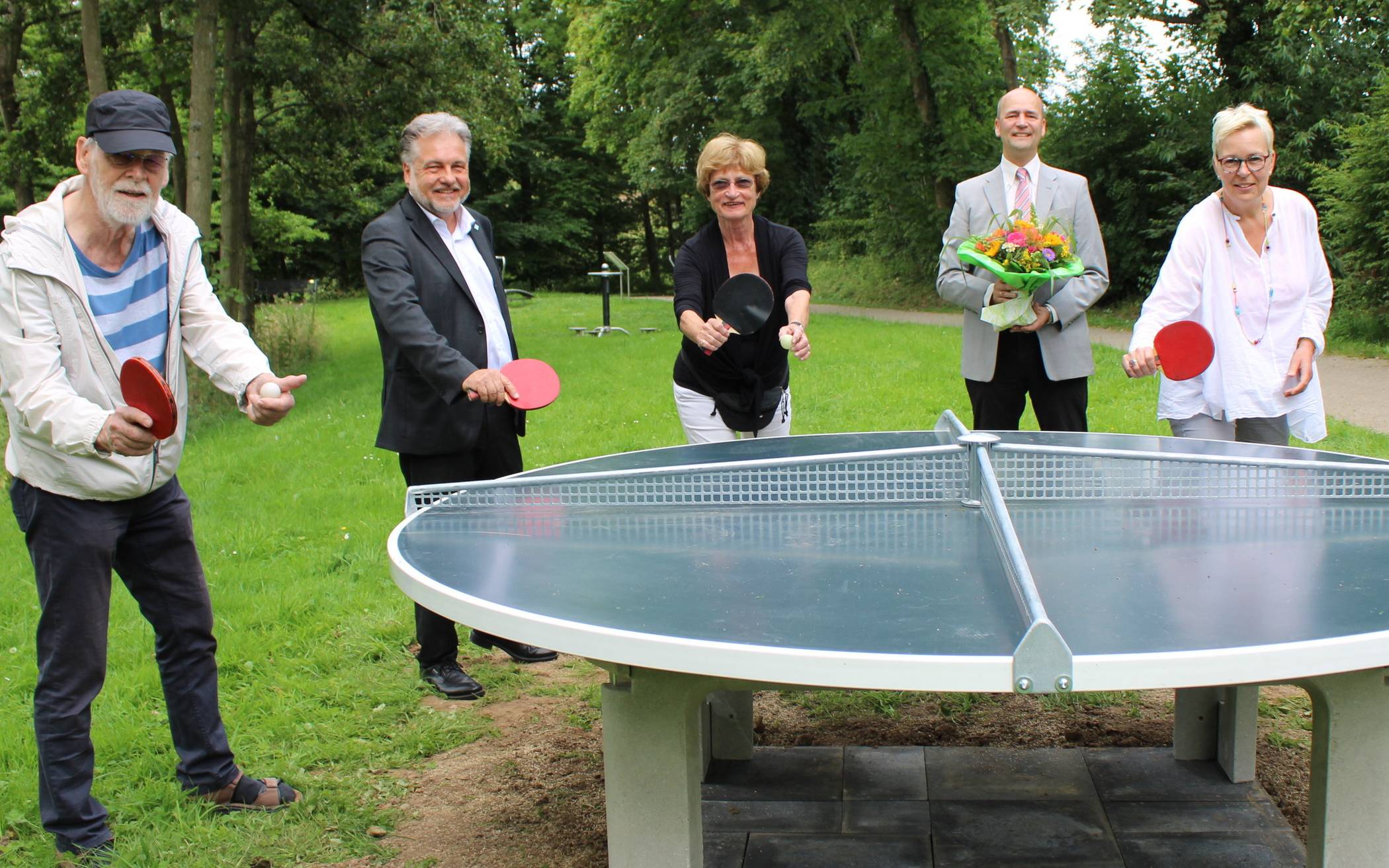  Peter Kuhlmann (Bürgerverein), Bürgermeister Thomas Dinkelmann, Mischa Kuhlmann (Bürgerverein), Gregor Neumann (Bürgerverein) und Ellen Breuckmann ( Abteilung Grünflächen) an der neuen Rundlauf-Tischtennisplatte im Combergpark. 