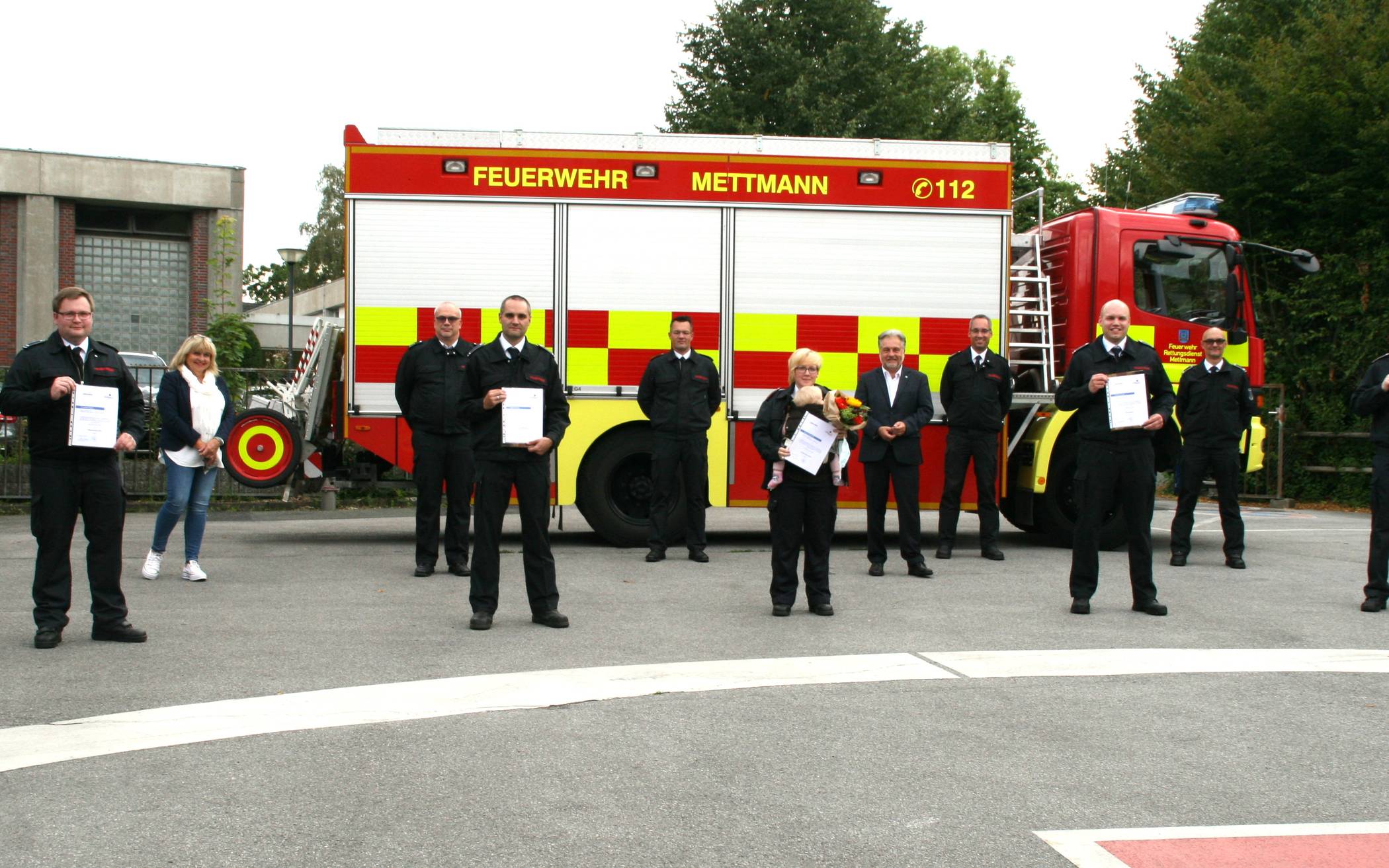  (vorne v.l.): Christoph Siegert, Steffen Sauter, Julia van Boekhold, Christian Tetard und Etienne Lindner mit ihren Beförderungsurkunden. 