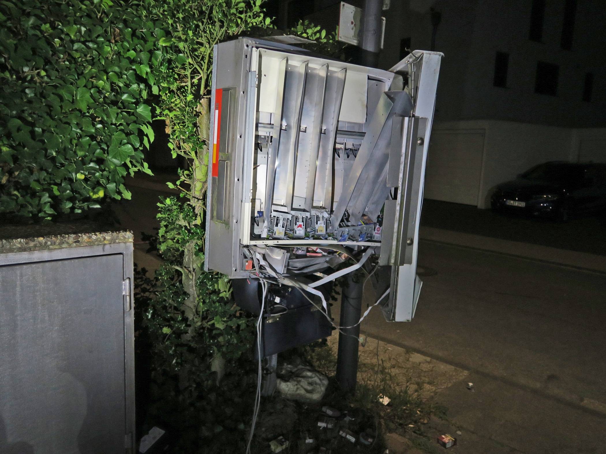  Der gesprengte Zigarettenautomat. 