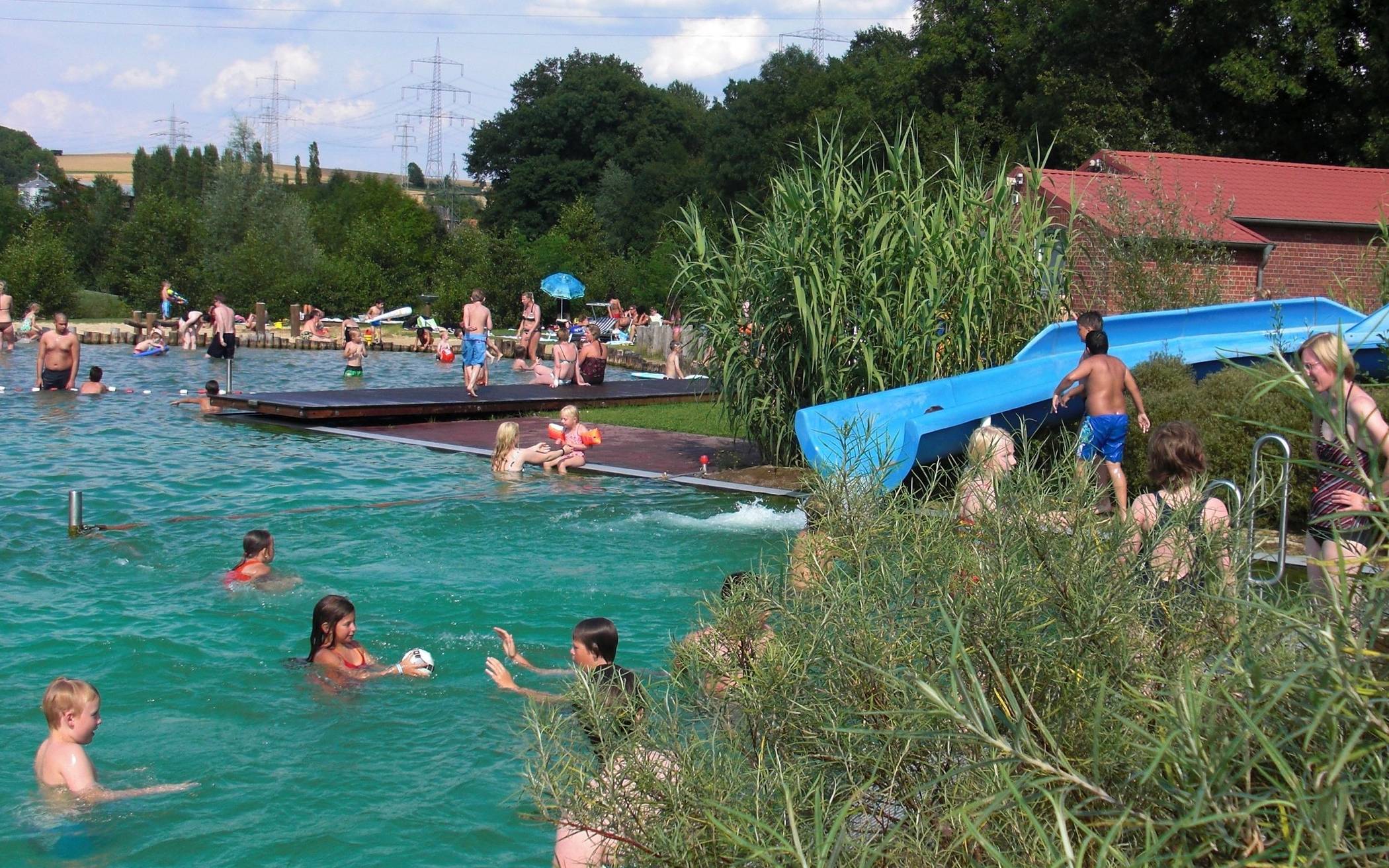  An schönen Tagen sind  sonst  zwischen zwei- und dreitausend Besucher im Bad. Derzeit dürfen maximal 400 Menschen auf einmal rein. 