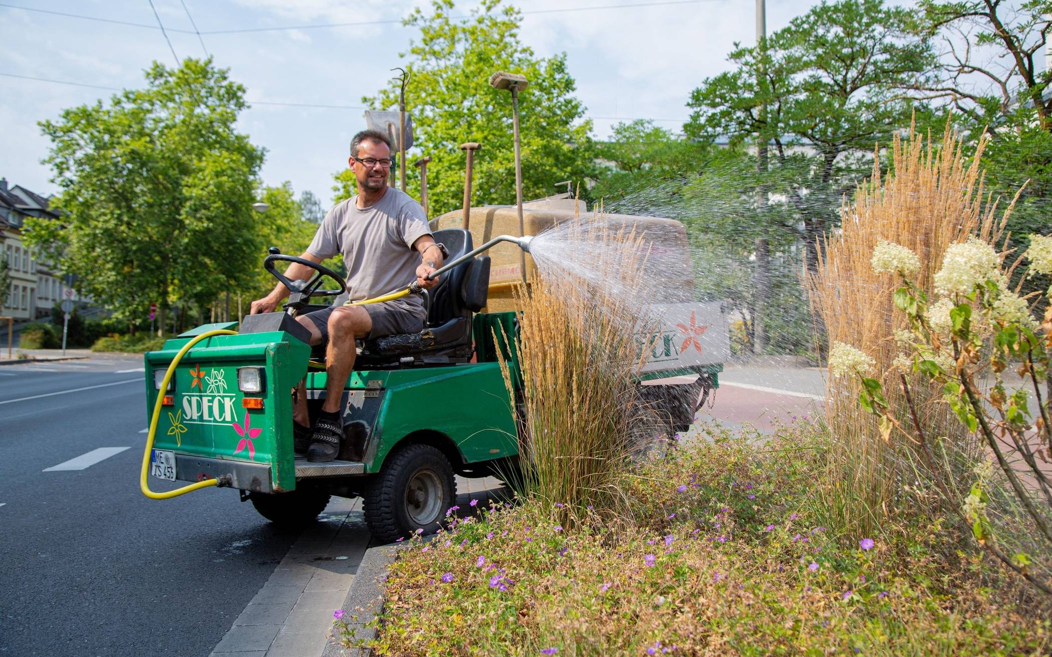  Ingo Speck hat in den vergangenen Tagen mit seinem Bewässerungsfahrzeug die Bäume und Sträucher an mehreren Stellen im Stadtgebiet versorgt. Foto: Jonas Speck 