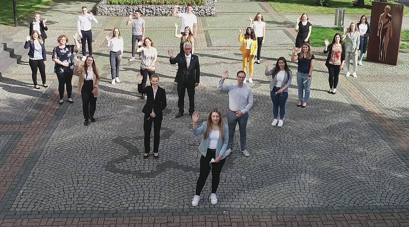  Etwa 650 Bewerbungen waren für die in diesem Jahr zu vergebenden Plätze zu verzeichnen. Gut die Hälfte der diesjährigen Berufsanfänger stammt aus dem Kreis Mettmann, die übrigen kommen aus der näheren Umgebung. 