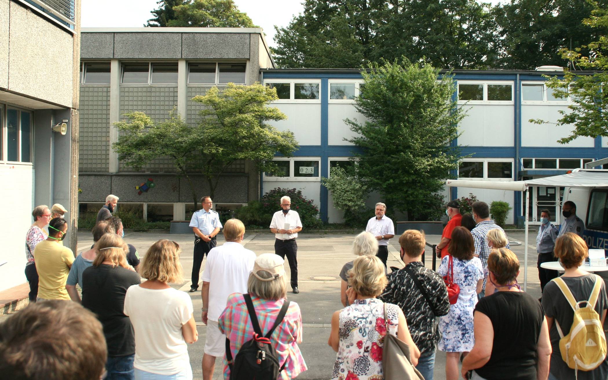  Beim Bürgerdialog diskutierten Thomas Eidmann von der Polizei, Landrat Thomas Hendele und Bürgermeister Thomas Dinkelmann mit betroffenen Anwohnern am Goethepark. 