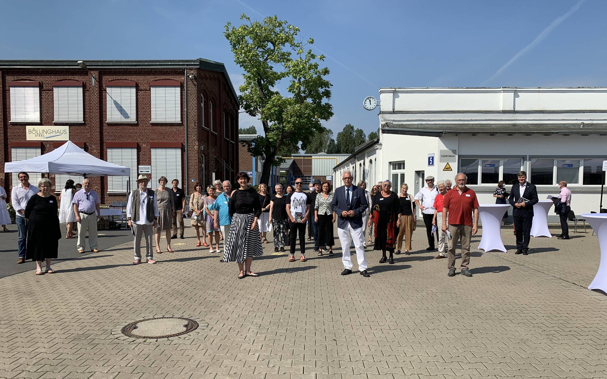  Landrat Thomas Hendele (Mitte) Hildens Bürgermeisterin Birgit Alkenings (l.) und Kulturdezernent Martin M. Richter (r. außen) im Kreise der ausstellenden Künstler. 