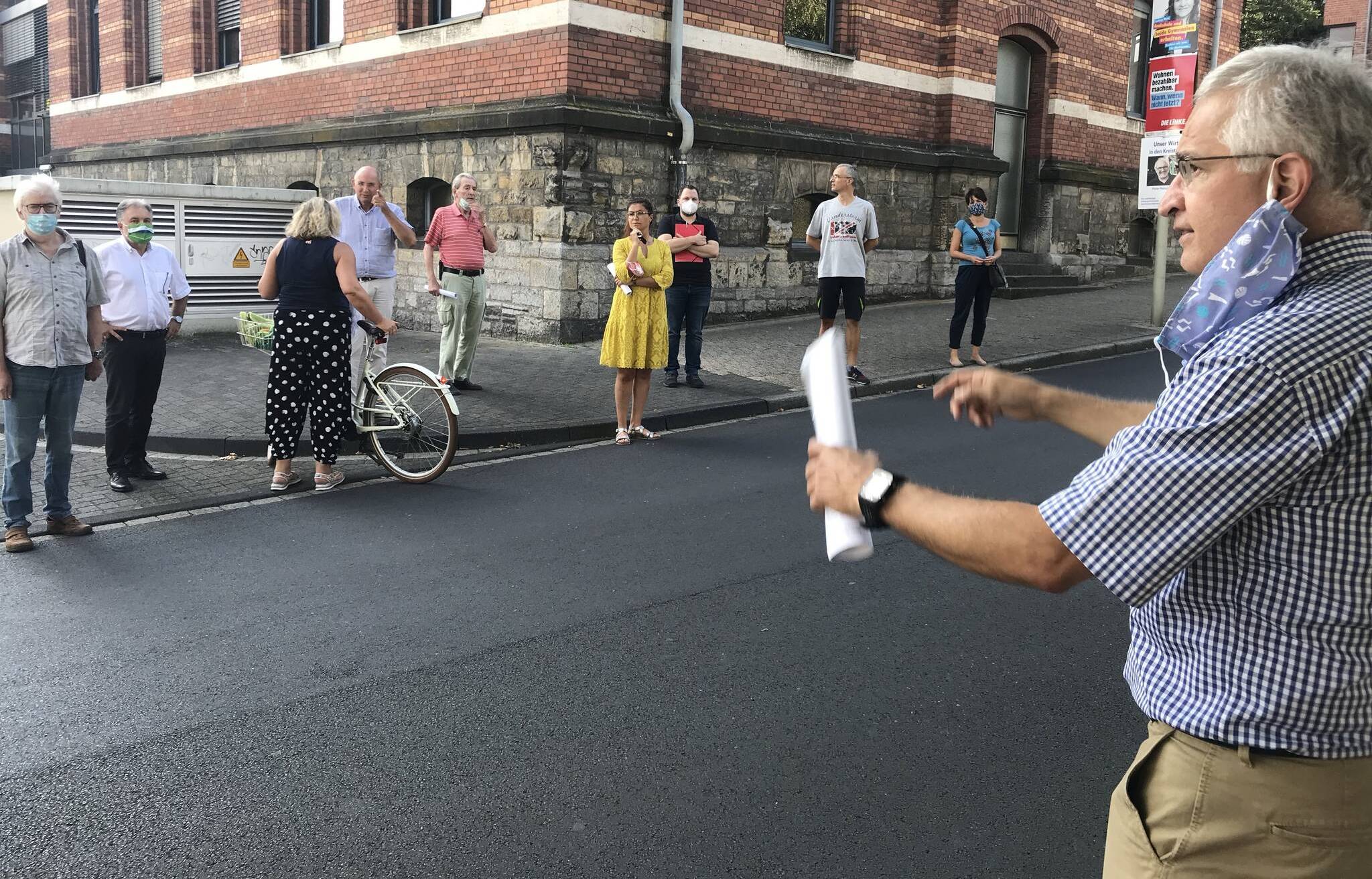  Ernesto Fernandez Saenz (r.) zeigt den Mitgliedern des Bürgerausschusses vor Ort, wo seiner Meinung nach mehr für die Sicherheit von Fußgängern rund ums Rathaus getan werden sollte. Foto: Kreisstadt Mettmann 