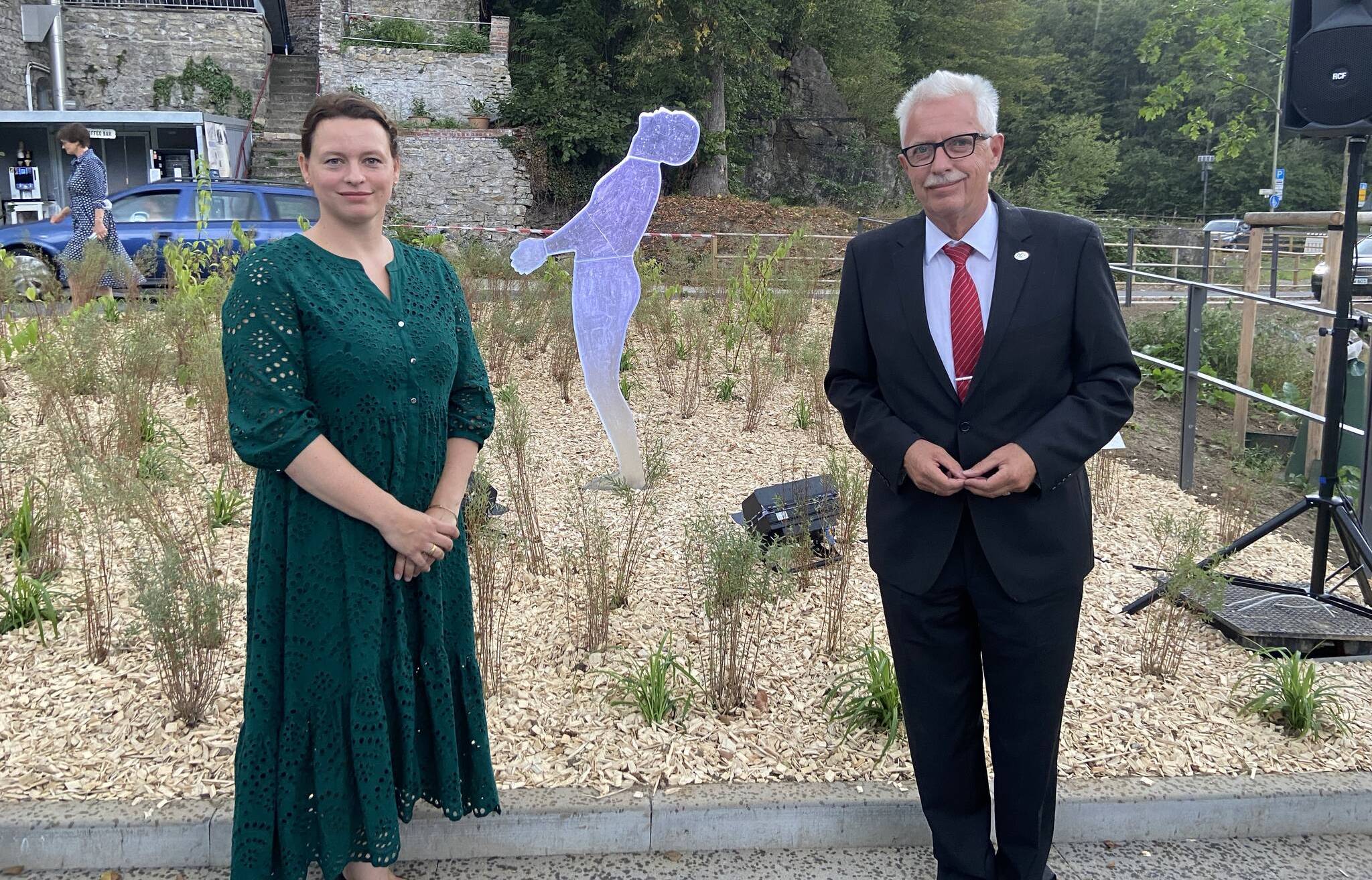  Franziska Peter zusammen mit Landrat Thomas Hendele bei der Einweihung ihrer Skulptur. 