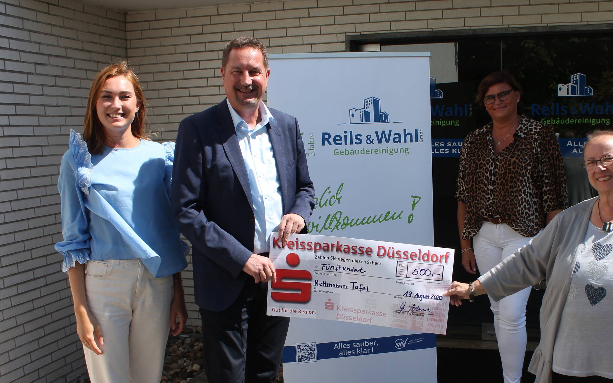  Vanessa, Frank und Daniela Wahl zusammen mit Gisela Fleter (v.li.) von der Tafel Mettmann. 