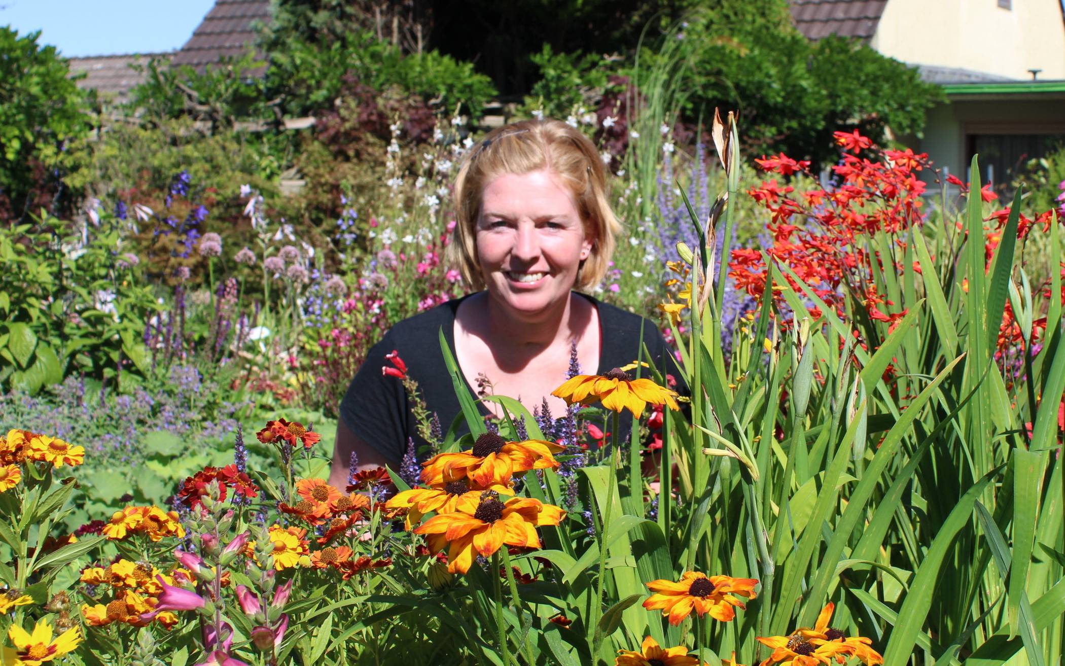  Silvia Adolphy inmitten ihrer Blütenpracht. 