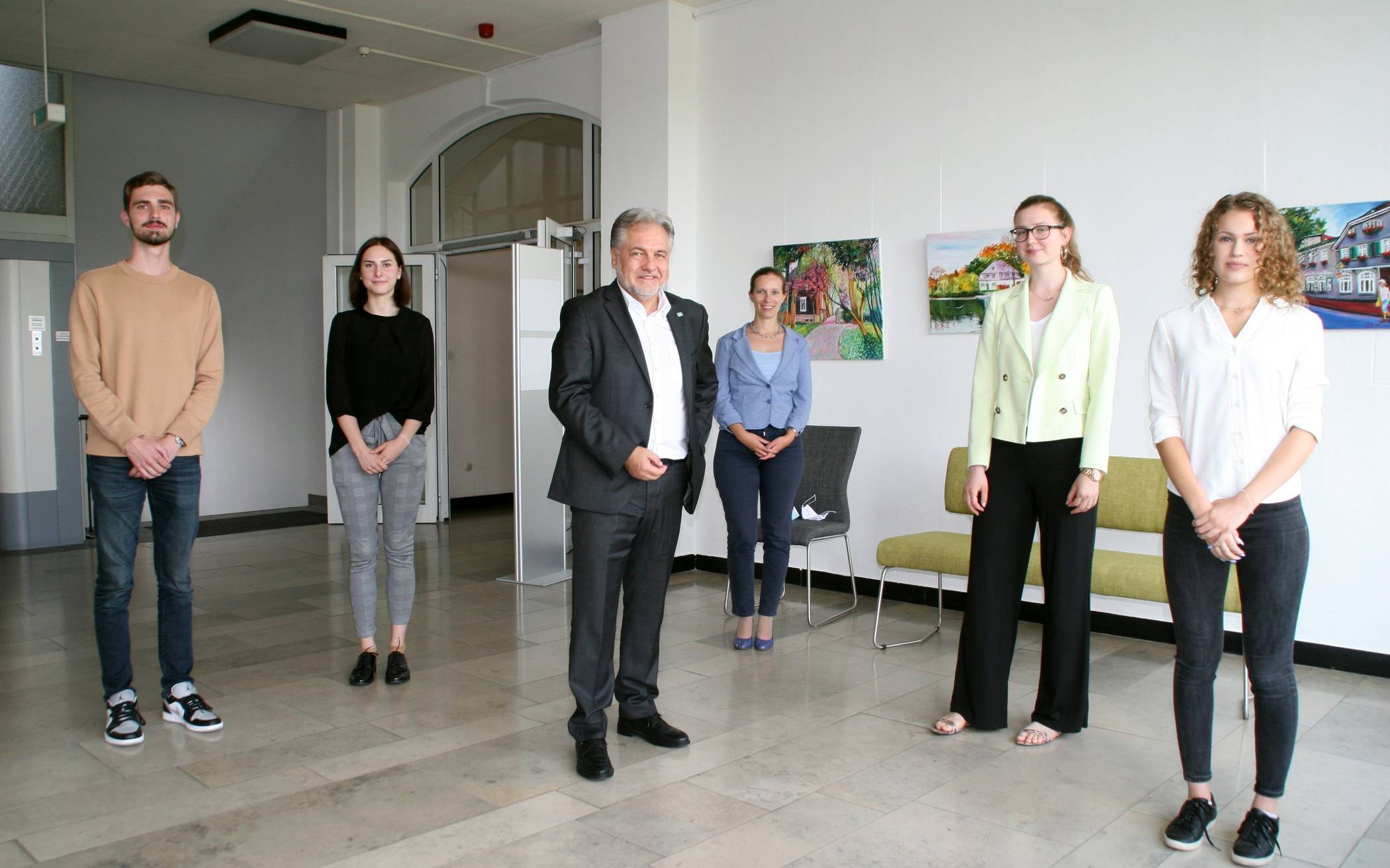  Bürgermeister Thomas Dinkelmann hat zusammen mit Katja Sowa (Mitte), Leiterin der Personalabteilung, die neuen Auszubildenden in den Verwaltungsberufen begrüßt. Von links: Ömür Mertler, Marija Valer’evna Rach, Imke Moltkau und Tamara Kriening. 