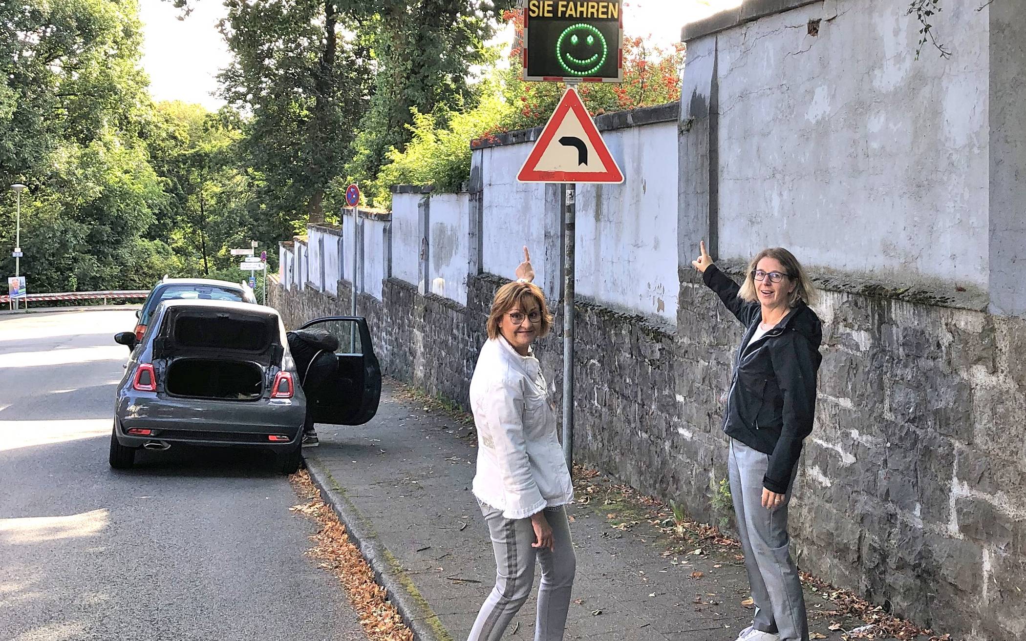  Gabi Hruschka und Sandra Pietschmann vor der neu installierten Geschwindigkeitsanzeige. 
