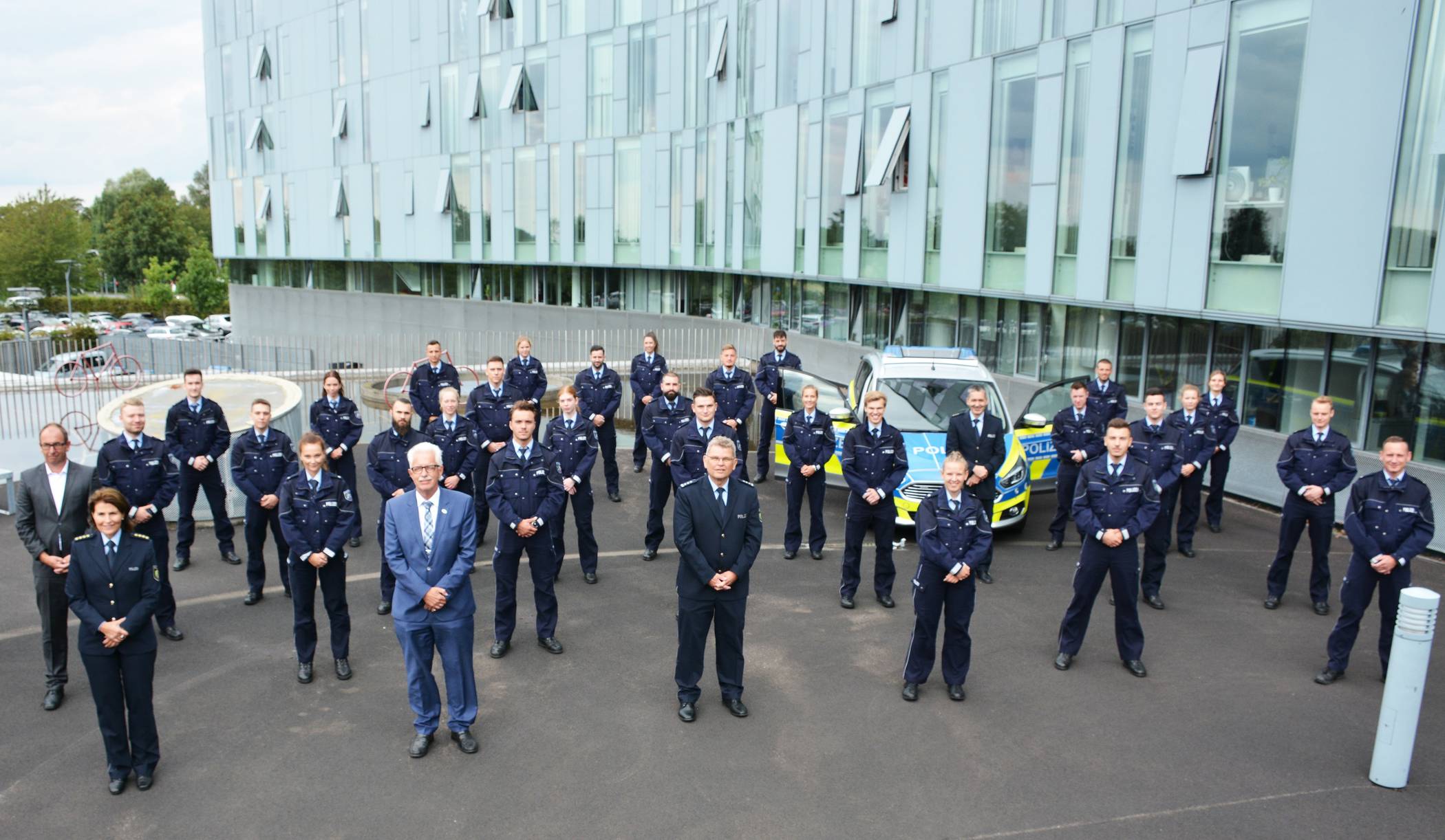  Landrat Thomas Hendele und die Abteilungsleiterin der Polizei Ursula Holz begrüßten die neuen Polizeibeamtinnen und Polizeibeamten aufgrund der Corona-Regelungen in zwei Gruppen. 