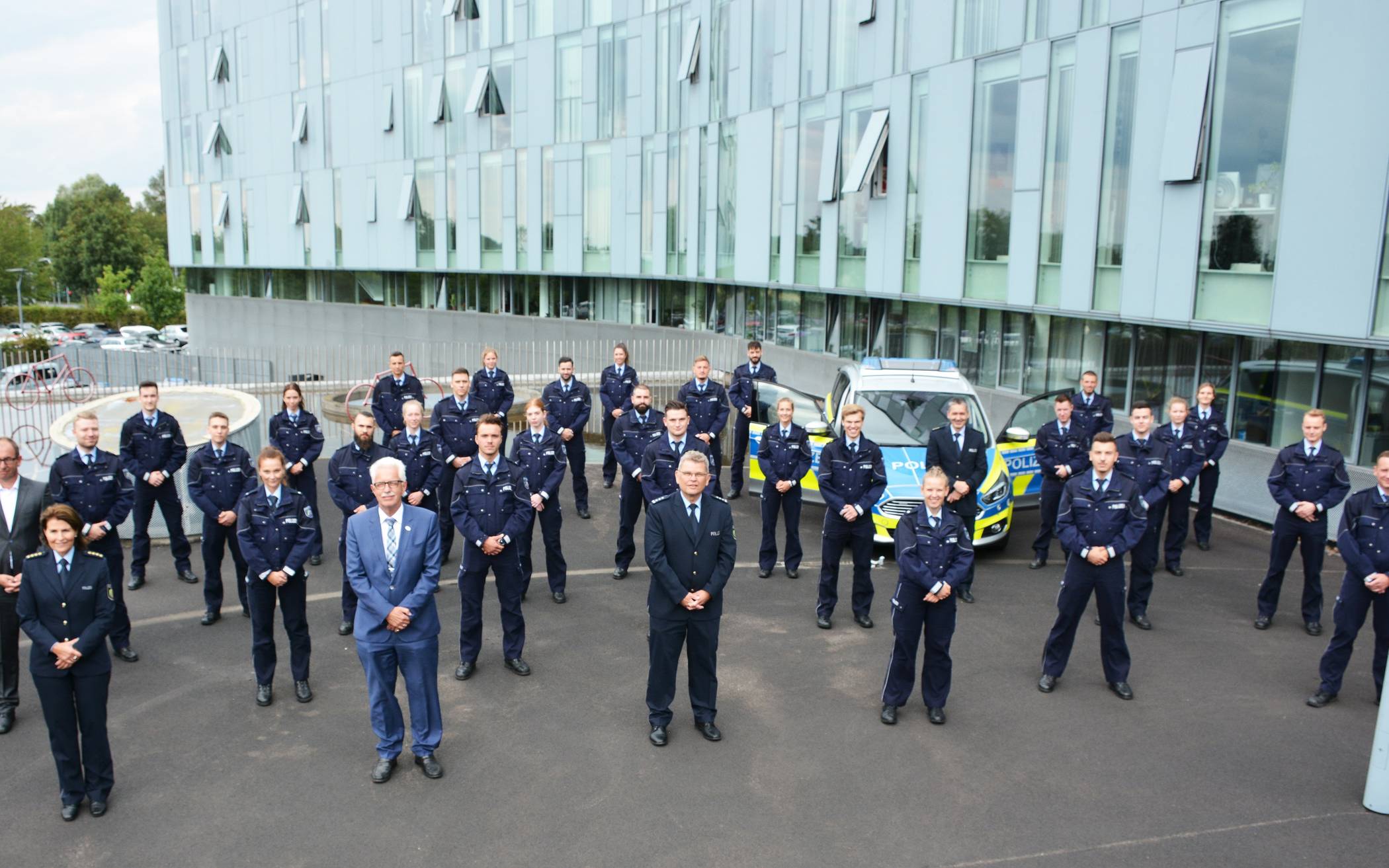  Landrat Thomas Hendele und die Abteilungsleiterin der Polizei Ursula Holz begrüßten die neuen Polizeibeamtinnen und Polizeibeamten aufgrund der Corona-Regelungen in zwei Gruppen. 