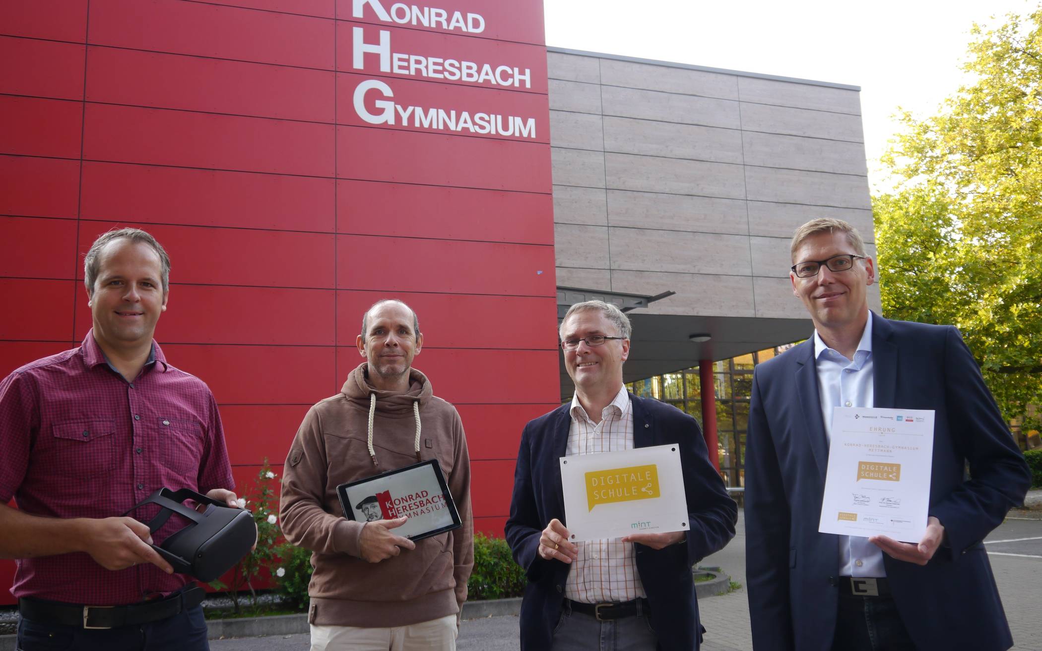  Stolz: Jens Teller (stellv. Schulleiter), Horst Knoblich (Schulleiter), Andreas Ehrhard (Informatiklehrer), Michael Wiesenhöfer (Leiter des Schulamtes der Stadt Mettmann). 