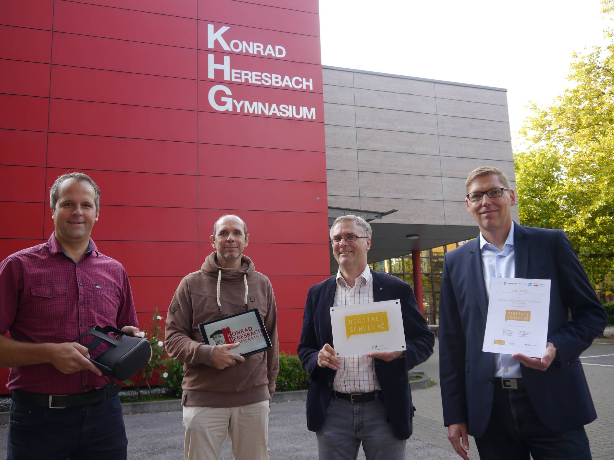  Stolz: Jens Teller (stellv. Schulleiter), Horst Knoblich (Schulleiter), Andreas Ehrhard (Informatiklehrer), Michael Wiesenhöfer (Leiter des Schulamtes der Stadt Mettmann). 